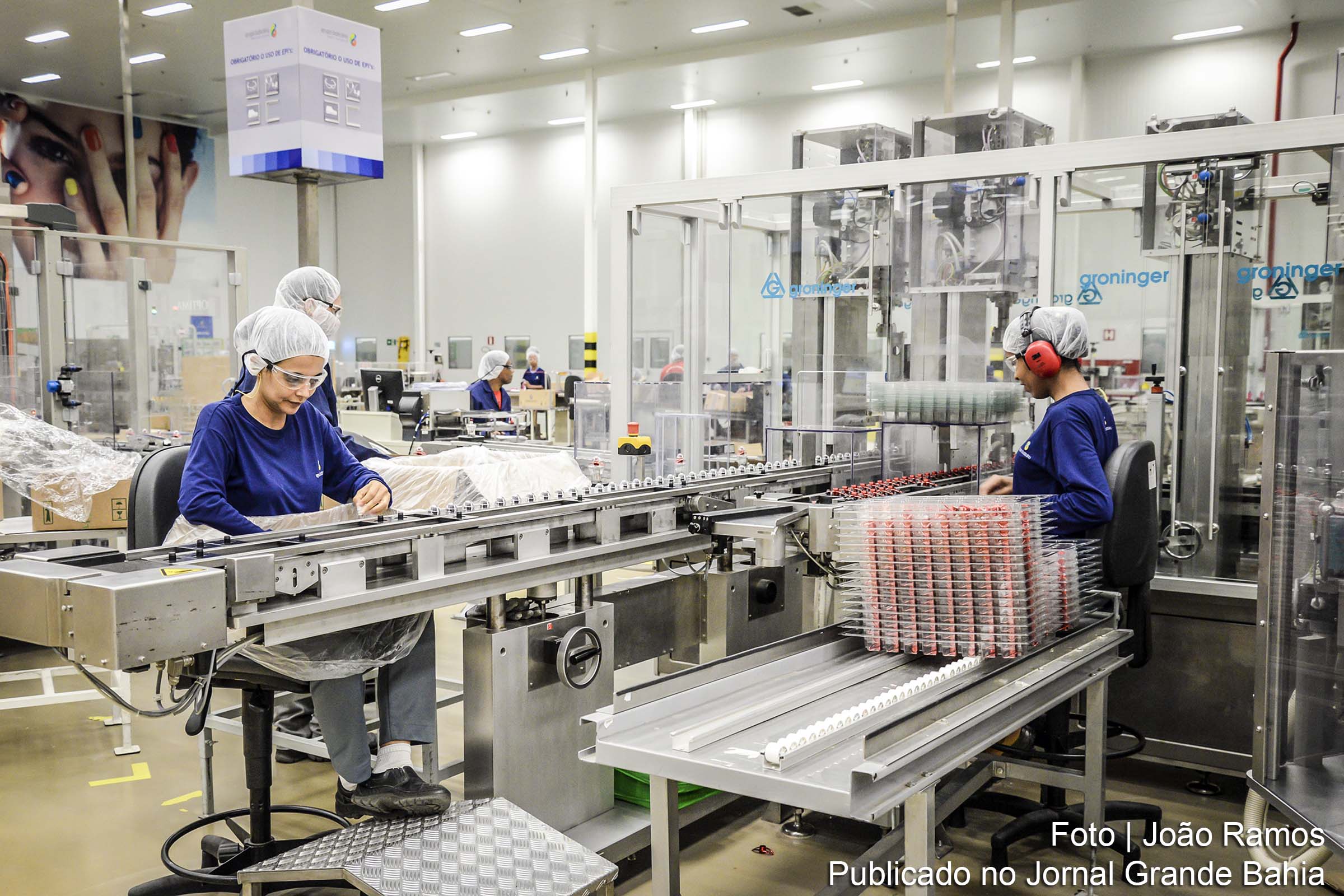Linha de produção da fábrica do grupo O Boticário, em Camaçari.