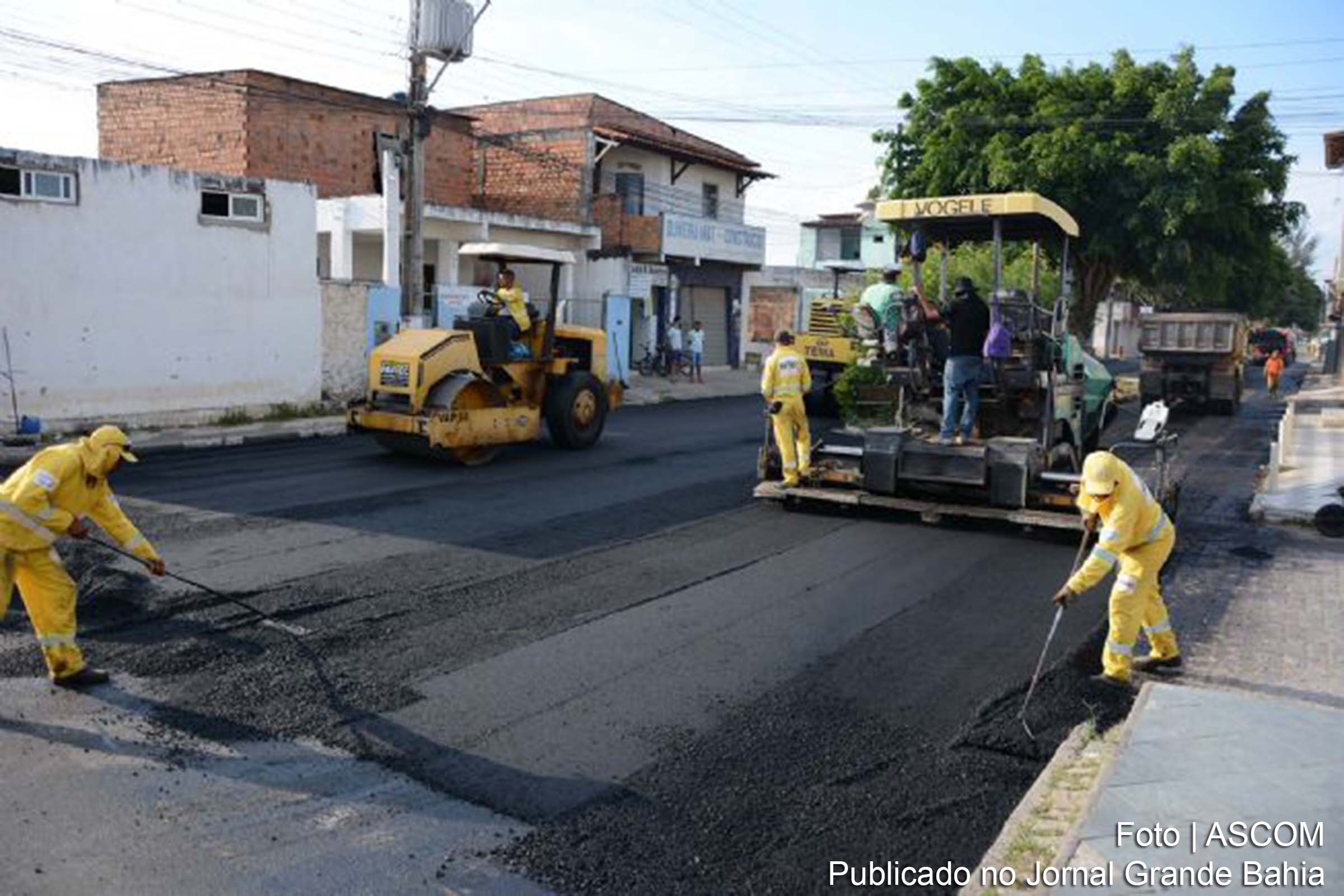 Pavimentação asfáltica é realizada nas Avenidas 1 e 2, no Conjunto Feira VII, em Feira de Santana.