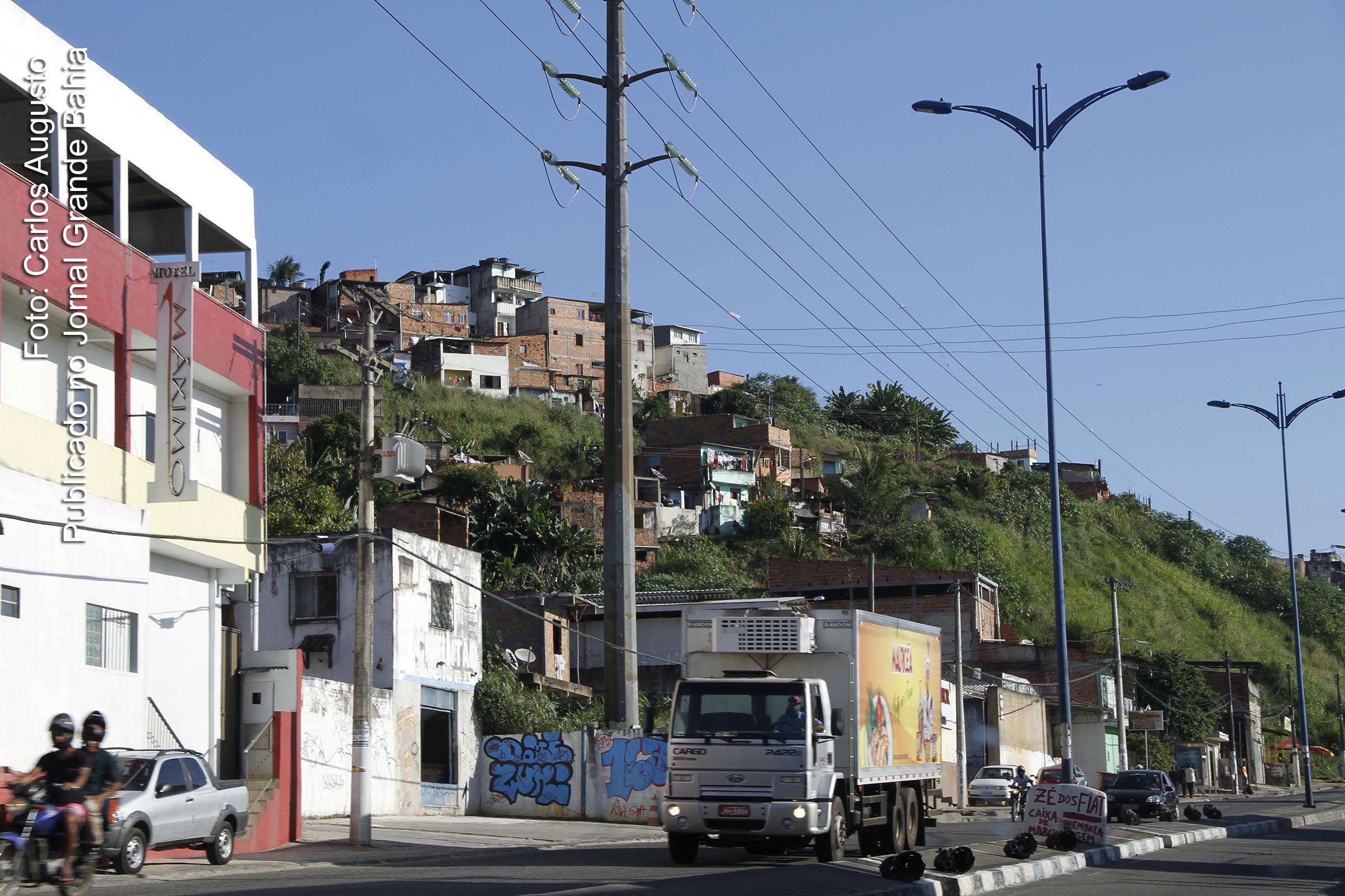 Relatório mostra que, em nenhum país do planeta, o 1% mais rico da população concentra parcela tão grande da renda, quanto no Brasil. Discrepância social aumentou desde 1980 em quase todas as regiões do mundo. Periferia de Salvador apresenta elementos da desigualdade que afeta o país.