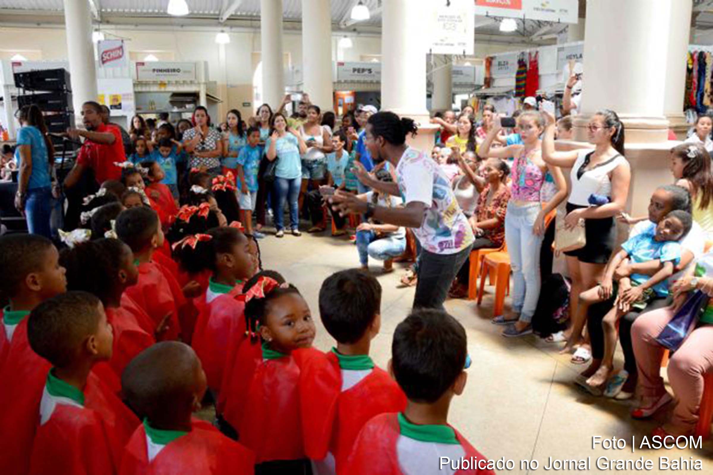 Corais formados por estudantes de Centros Municipais de Educação Infantil se apresentam no Mercado de Arte Popular de Feira de Santana.