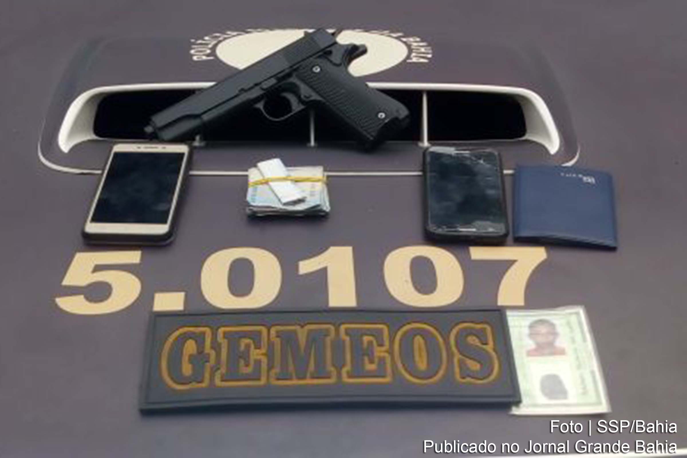 Documentos, arma, celular e dinheiro foram apreendidos com Edílson Teixeira dos Santos.