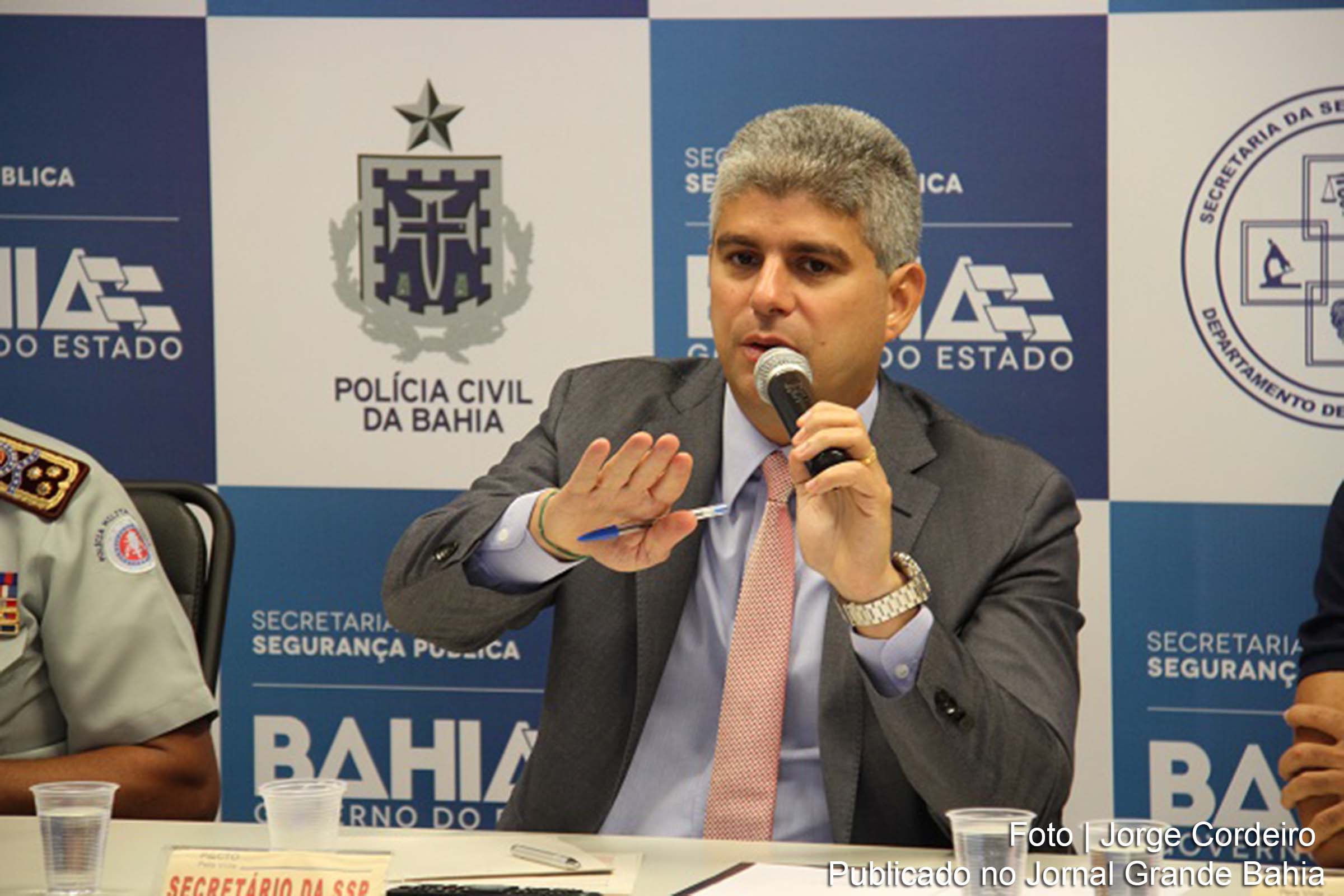 Secretário Maurício Teles Barbosa apresenta a Operação Réveillon durante coletiva de imprensa no Centro de Operações e Inteligência 2 de Julho, em Salvador.