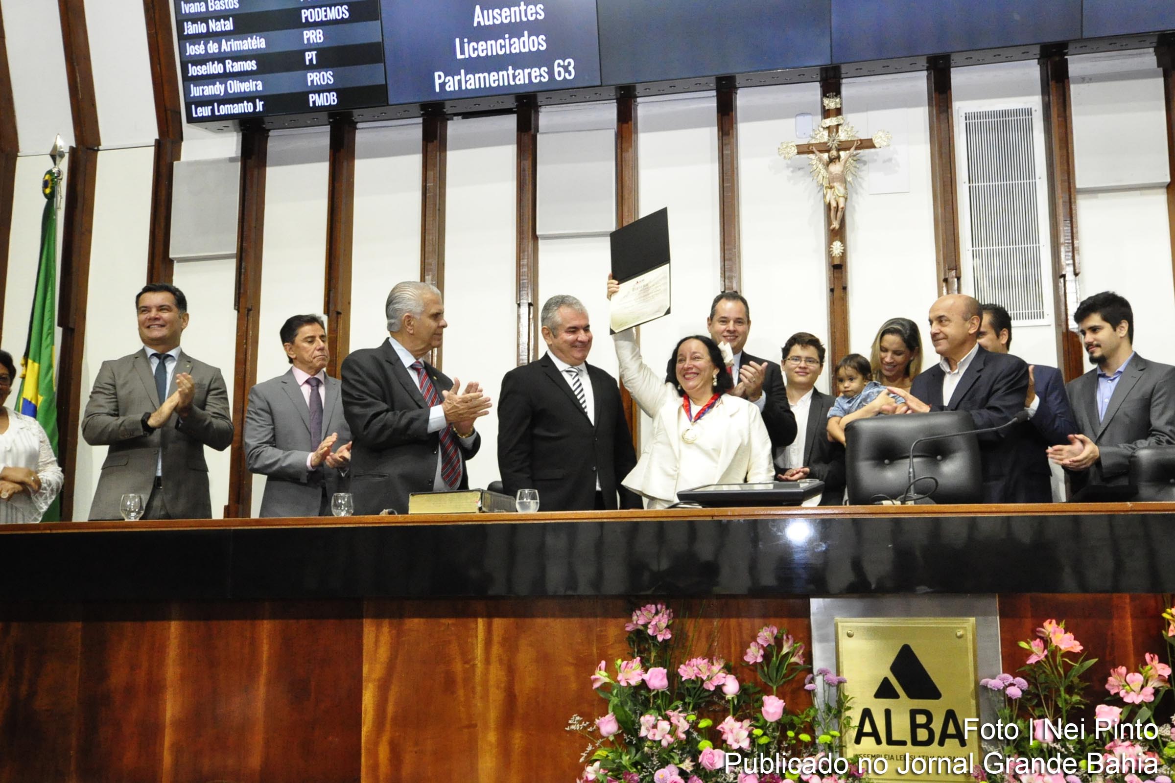 Sessão solene concede Comenda 2 de Julho a desembargadora Maria do Socorro Barreto Santiago.