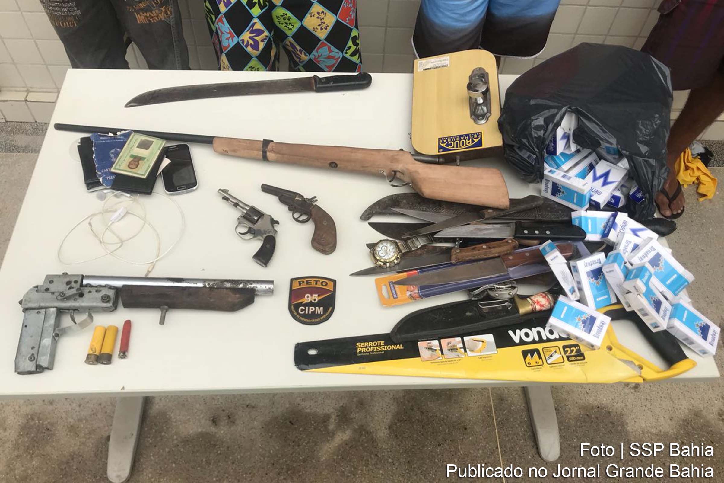 Armas e materiais apreendidos pela 95ª Companhia Independente da Polícia Militar, em Catu.