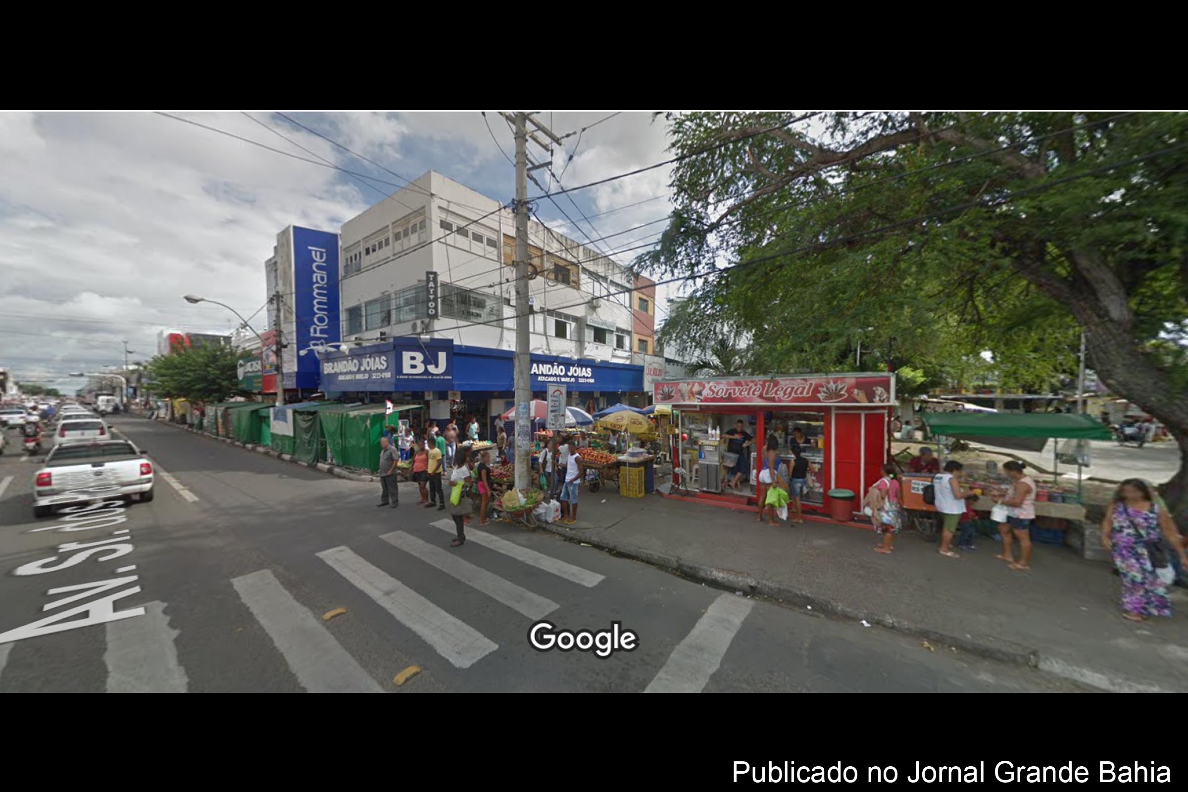 Avenida Senhor dos Passos, em Feira de Santana. Trabalho precário ocupa as calçadas do centro da cidade.
