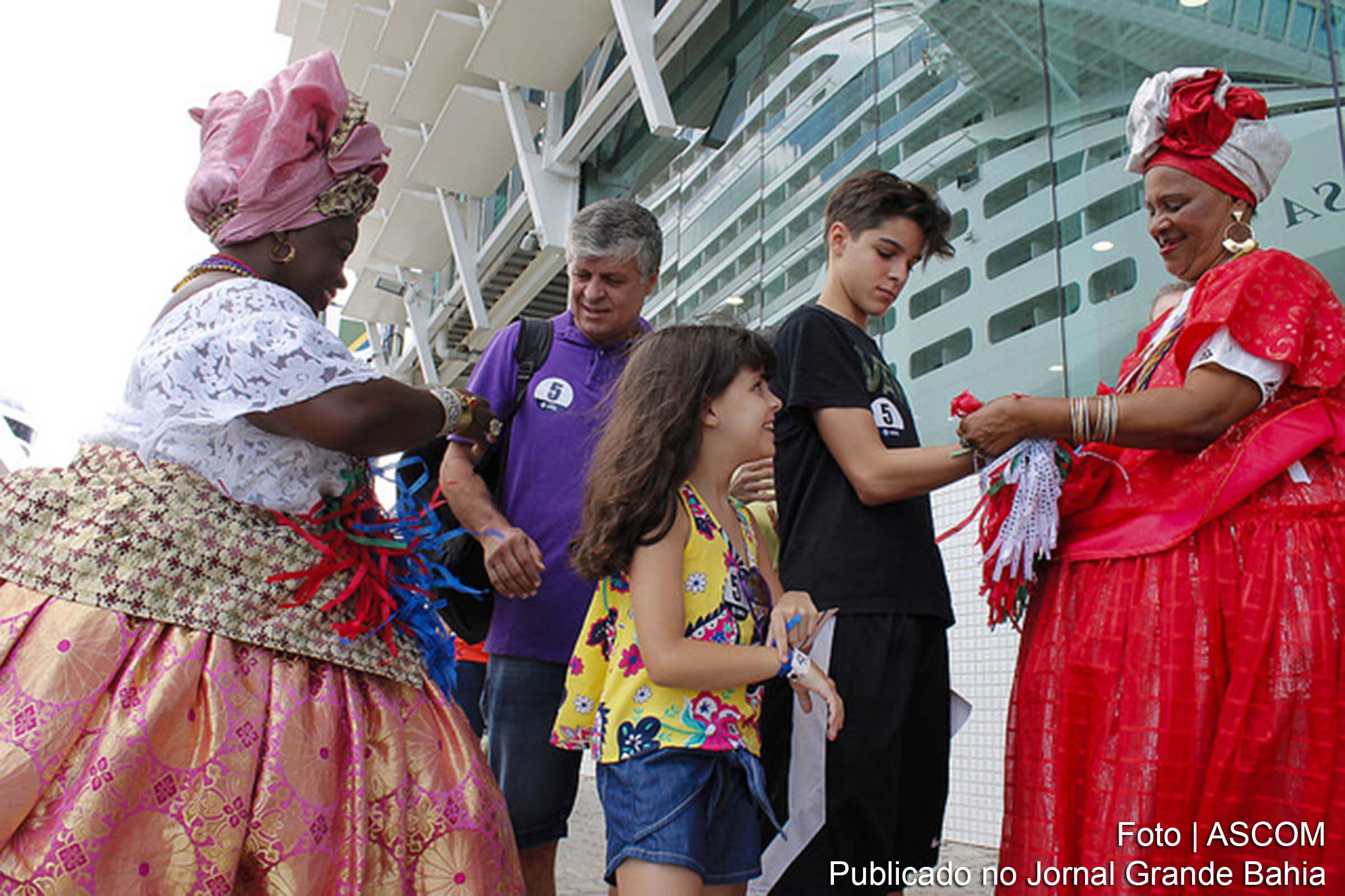 Baianas fazem receptivo de turistas que desembarcaram de navios cruzeiros em Salvador.