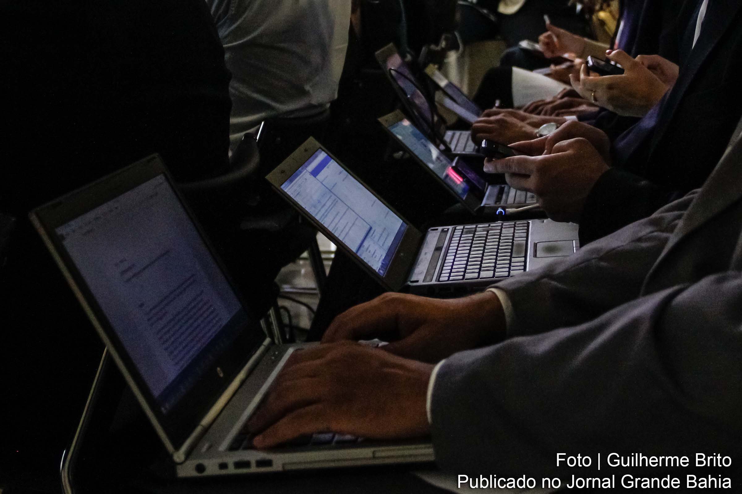 Câmara dos Deputados aprova reforma política com mudanças no uso da internet e de redes sociais para as eleições de 2018.