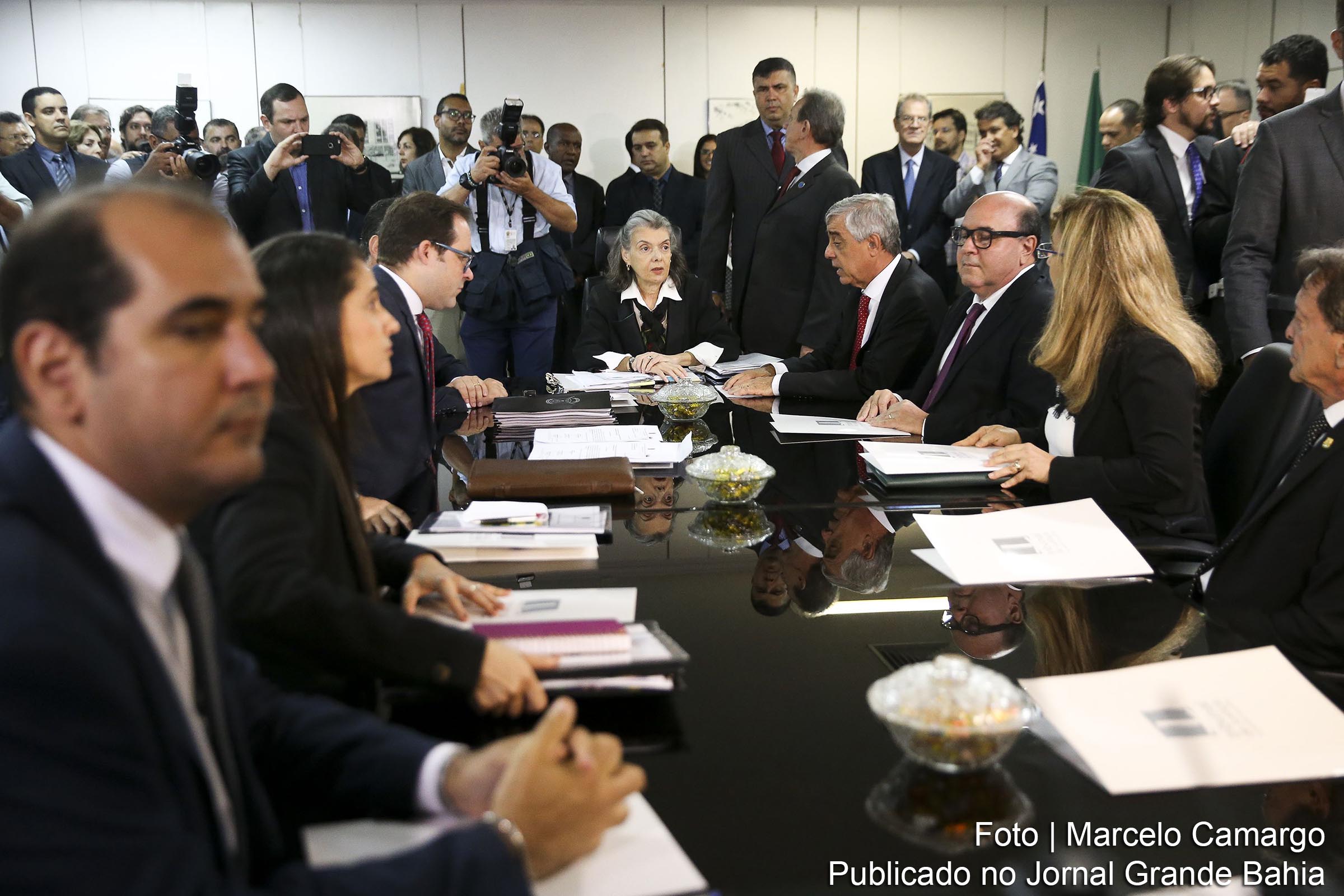 A presidente do Supremo Tribunal Federal e do Conselho Nacional de Justiça, ministra Cármen Lúcia, durante reunião para tratar da crise no Complexo Prisional de Aparecida de Goiânia.