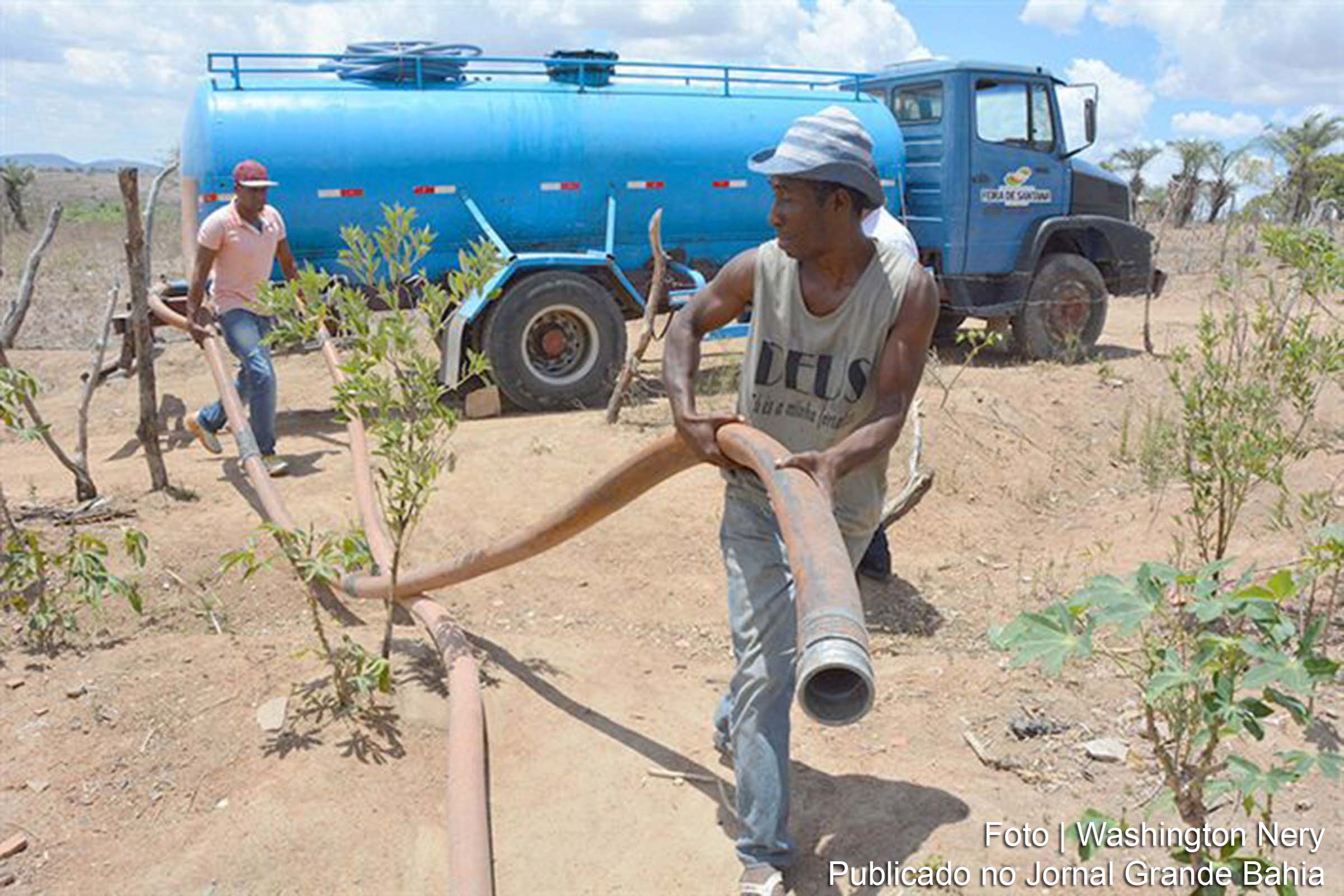 Chegada de caminhão-pipa na zona rural de Feira de Santana.