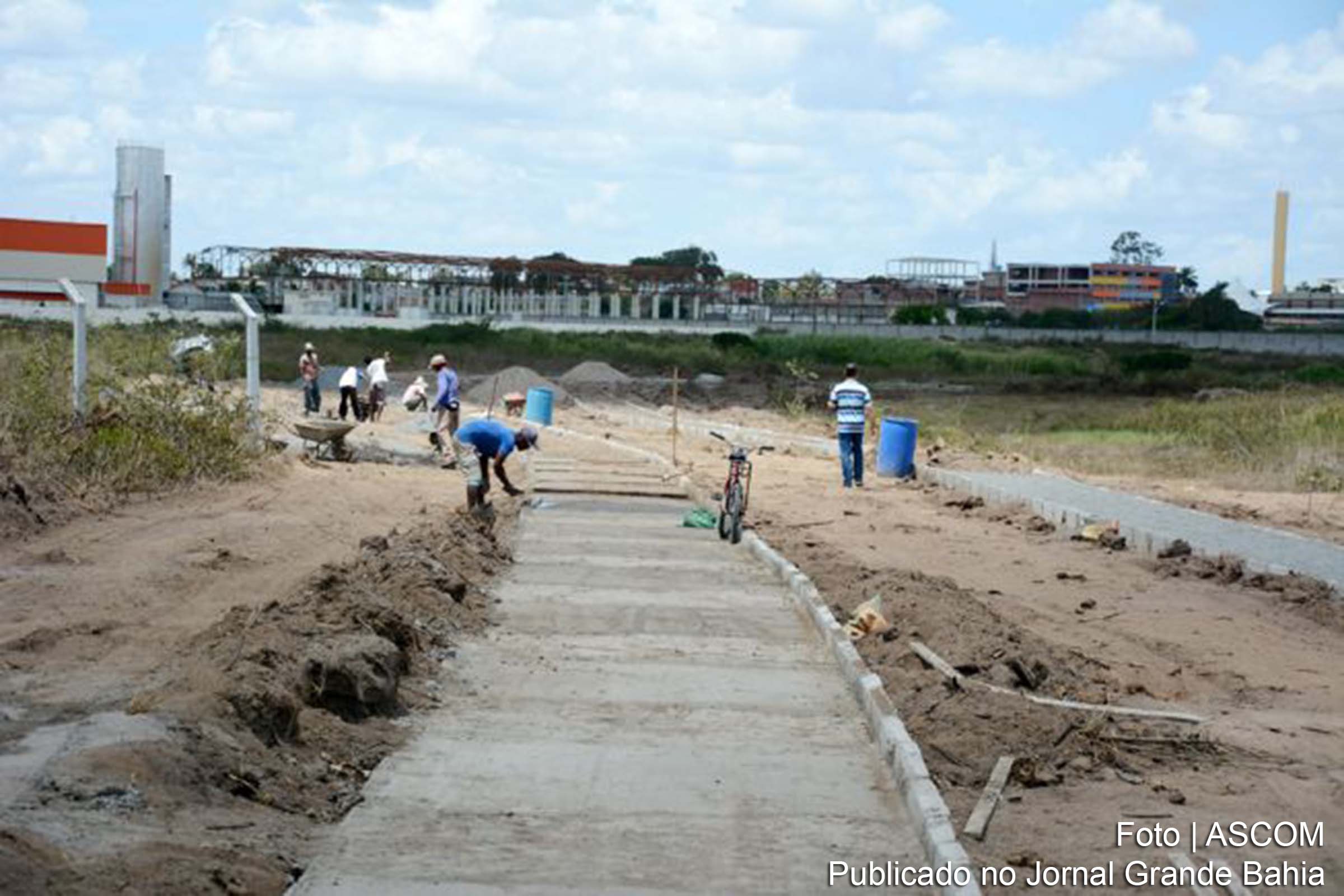 Construção de pistas que protegerão lagoa do Subaé, em Feira de Santana.