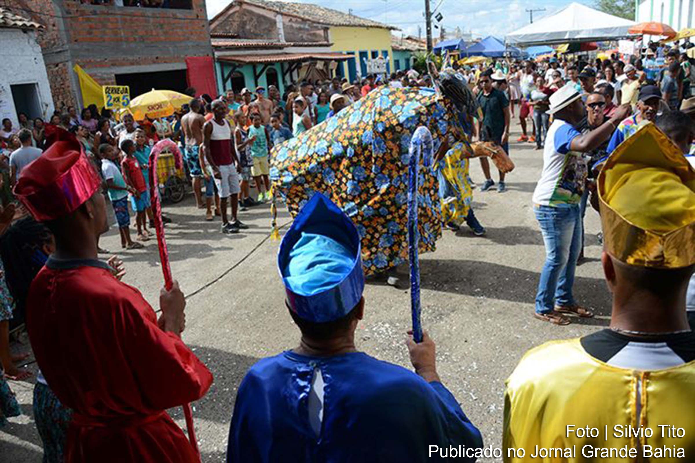 Cortejo do Reisado de São Vicente no Distrito de Tiquaruçu, no município de Feira de Santana.