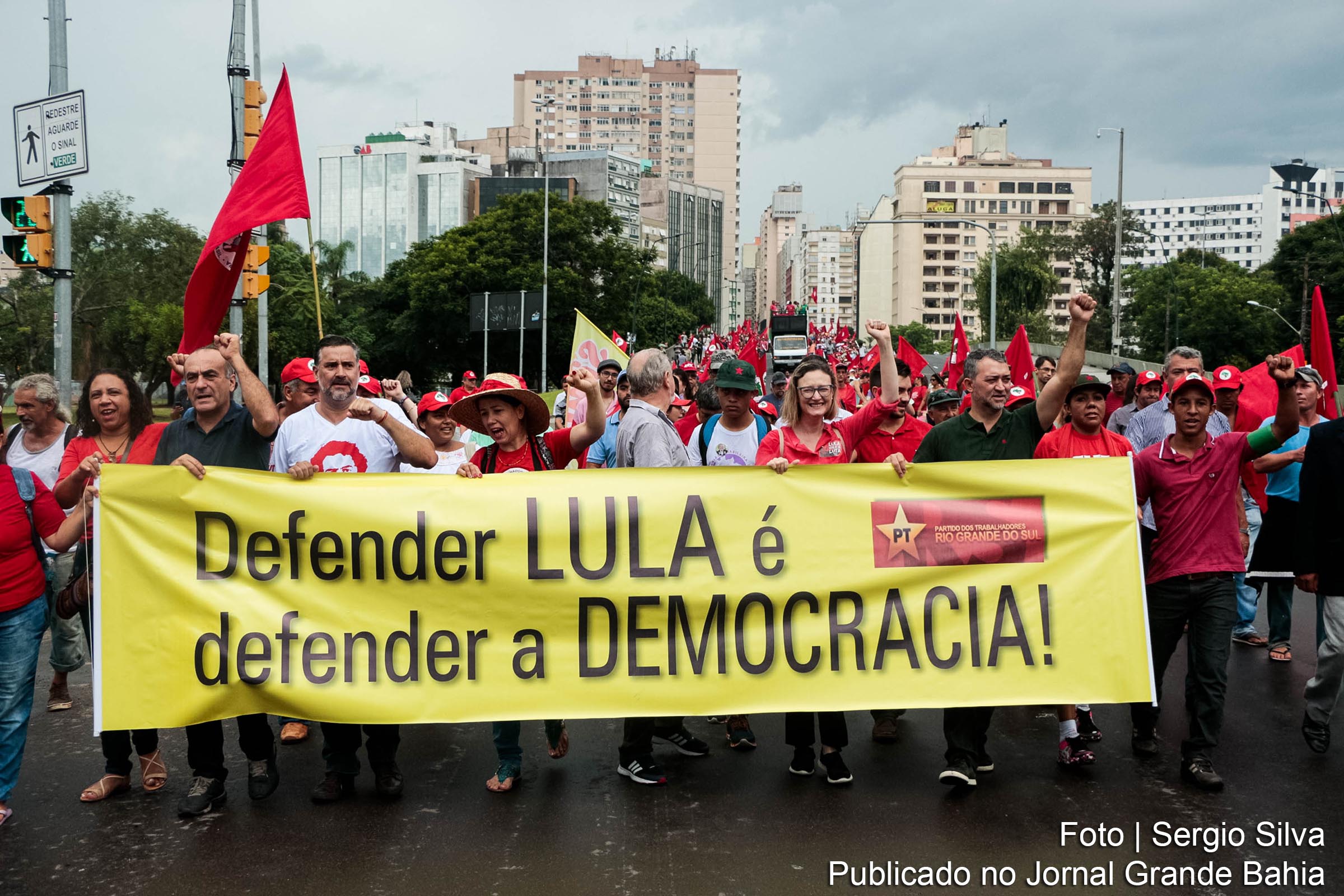 Defender Lula é defender a democracia, protestam manifestantes.