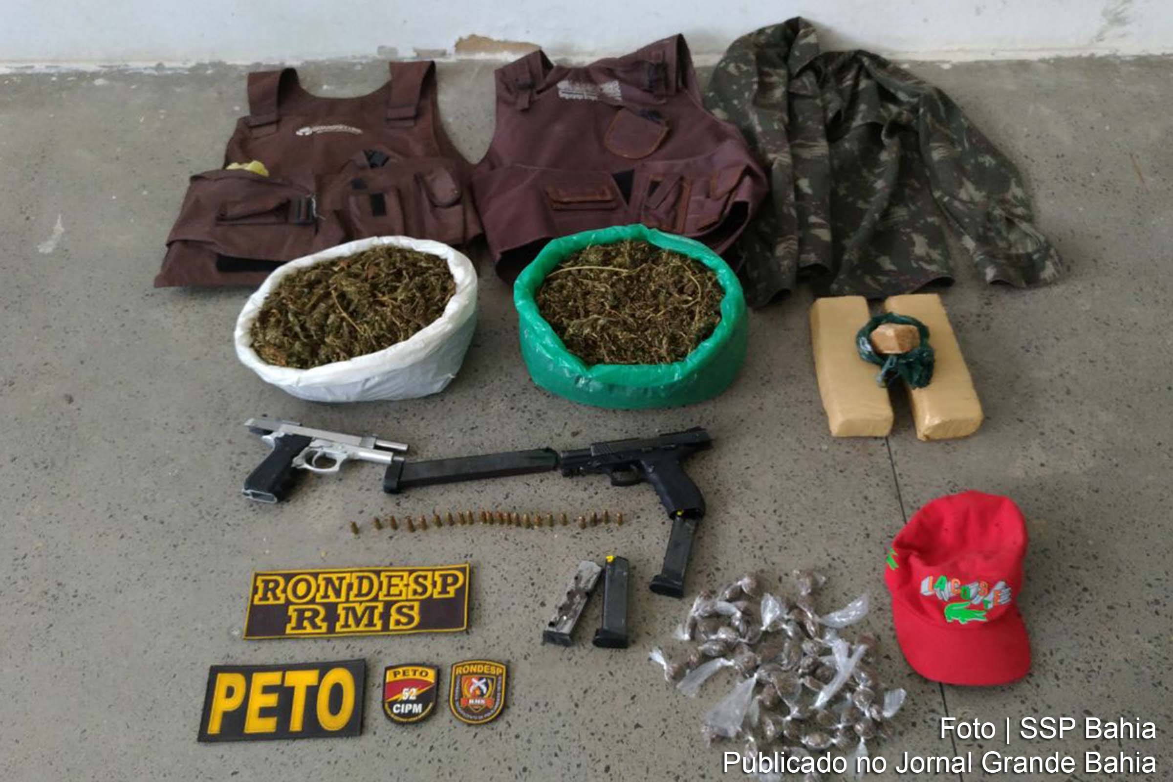 Entorpecentes e armas apreendidos pela 52ª Companhia Independente da Polícia Militar, em Lauro de Freitas.