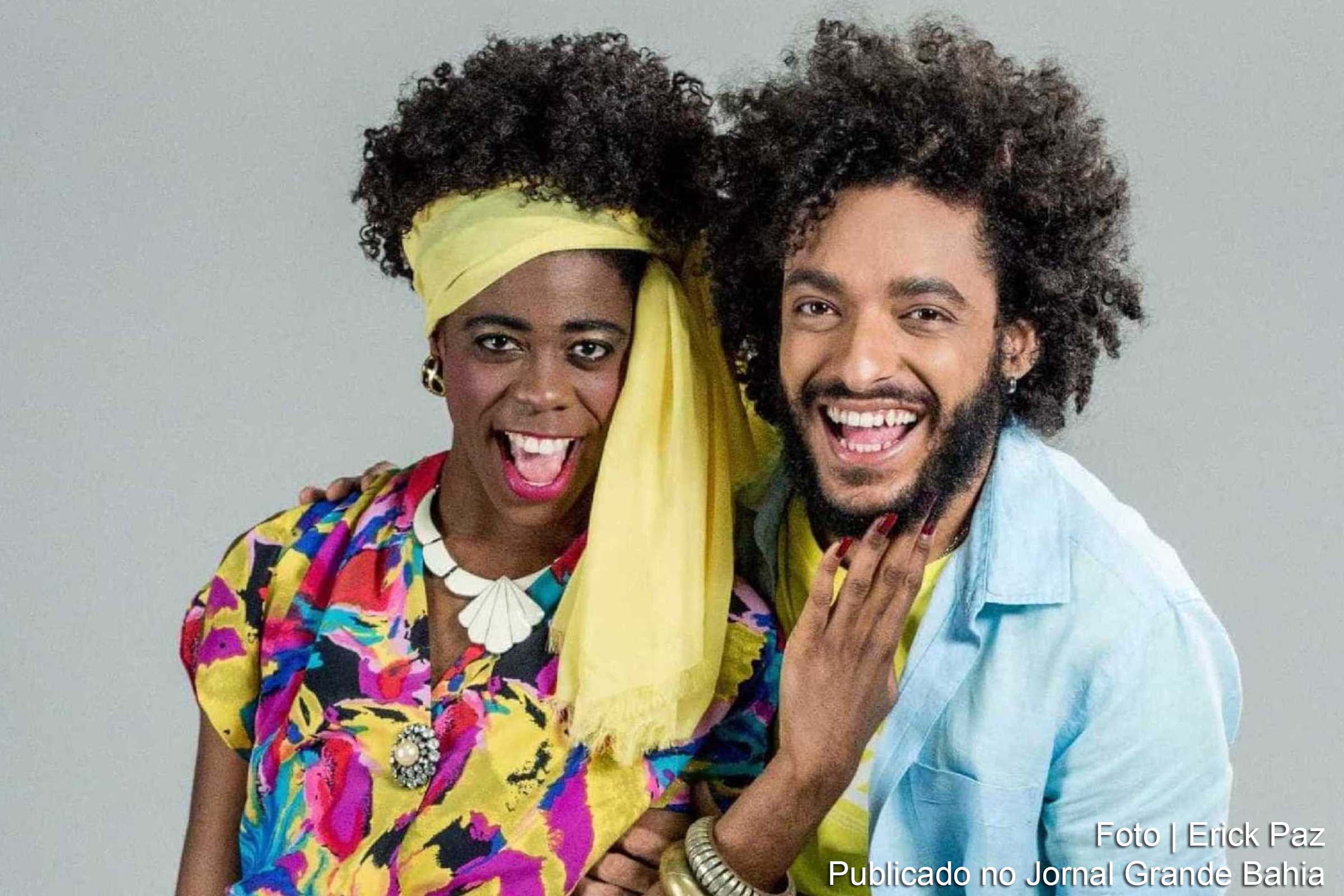 Os atores Sulivã Bispo e Thiago Almasy, que interpretam os personagens Mainha e Júnior do espetáculo Frases de Mainha.