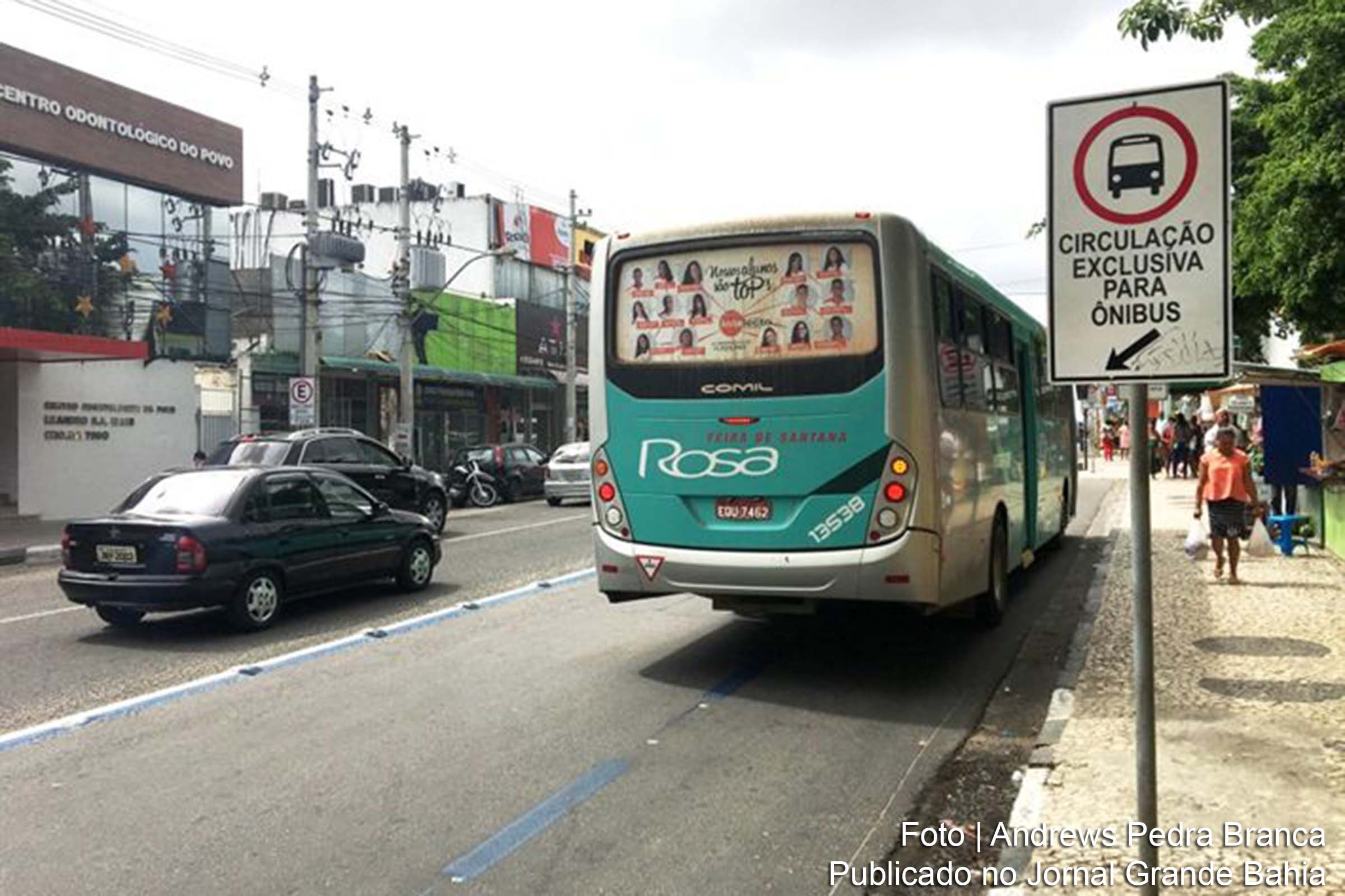 Faixa exclusiva para ônibus do transporte urbano na Avenida Senhor dos Passos, em Feira de Santana.