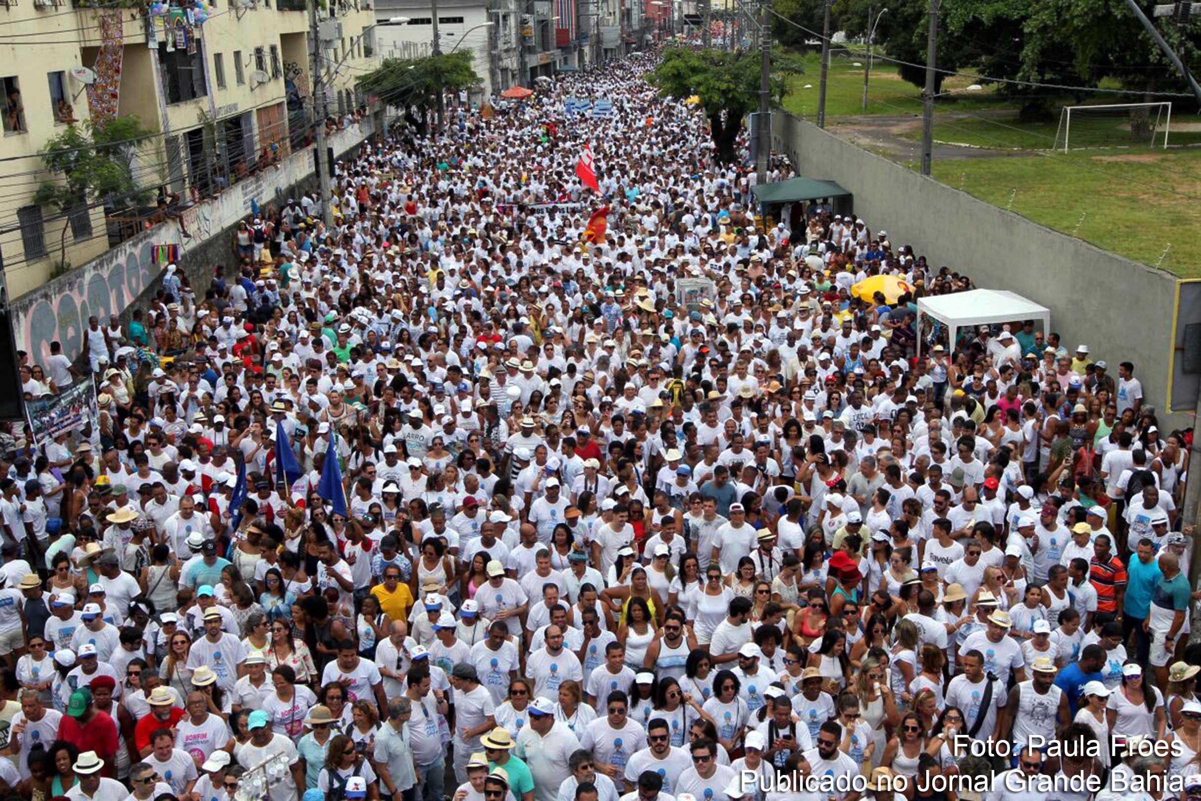 Fiéis em cortejo durante Lavagem do Bonfim de 2018. Evento religioso atrai turistas para Salvador.