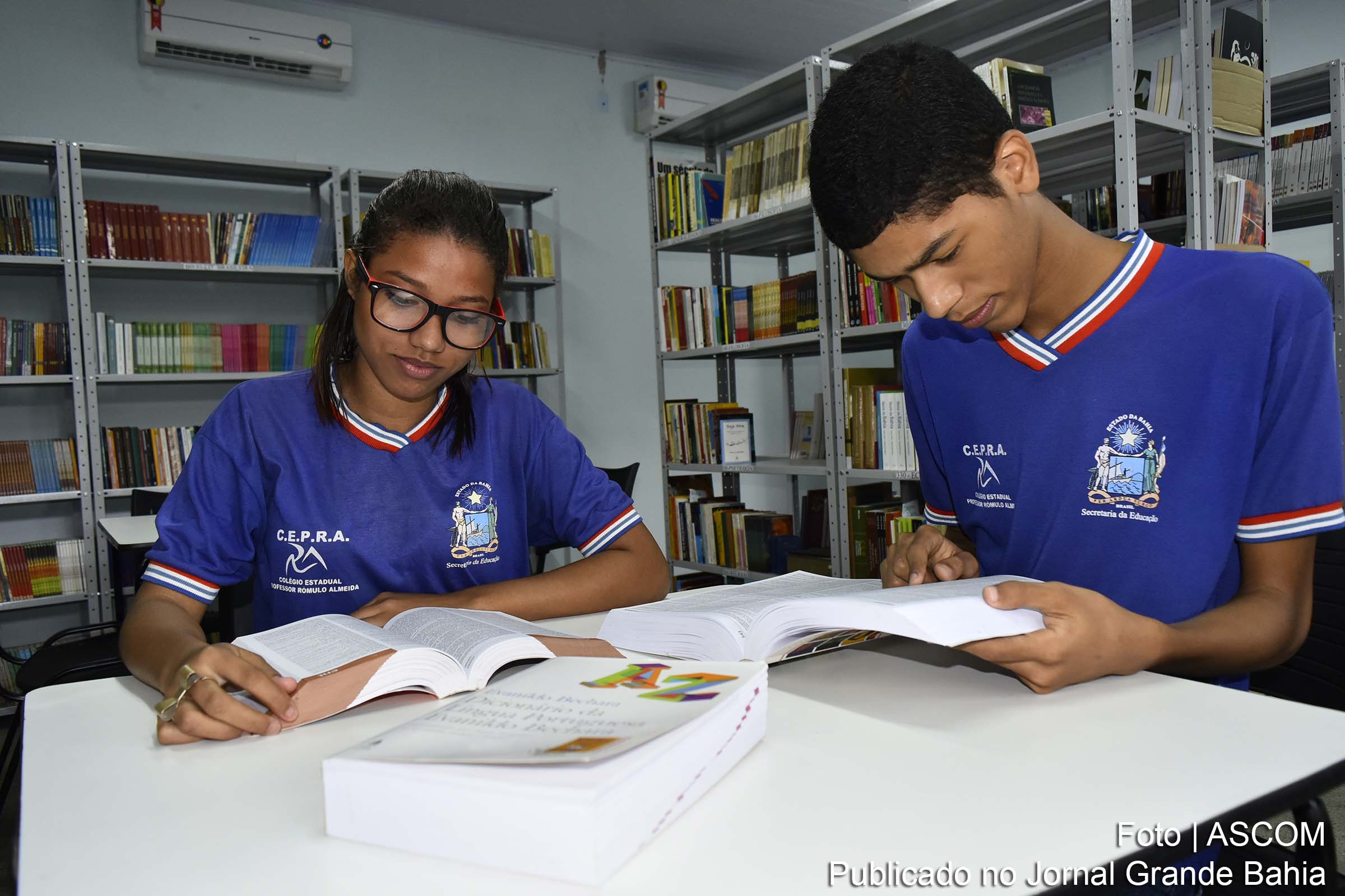Estudantes realizam leitura na Biblioteca do Colégio Estadual Rômulo Almeida, em Salvador.