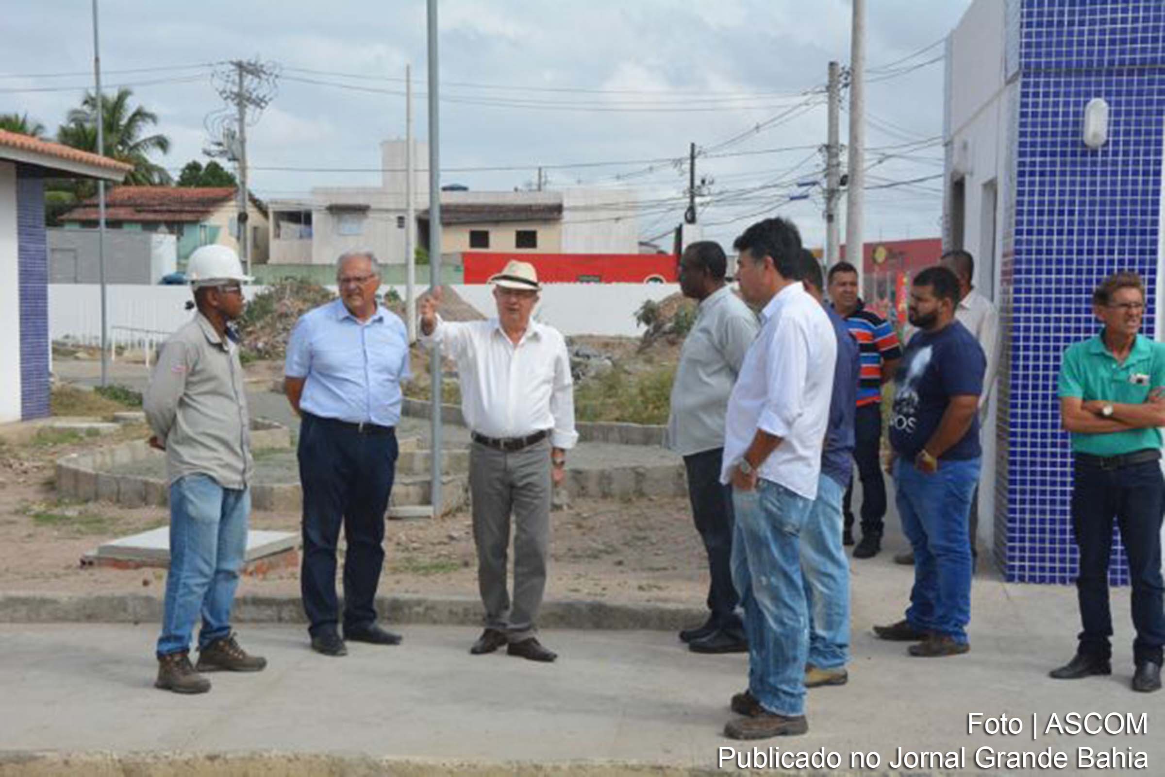 Prefeito José Ronaldo visita obras da Praça da Juventude, no Conjunto Feira VII, em Feira de Santana.