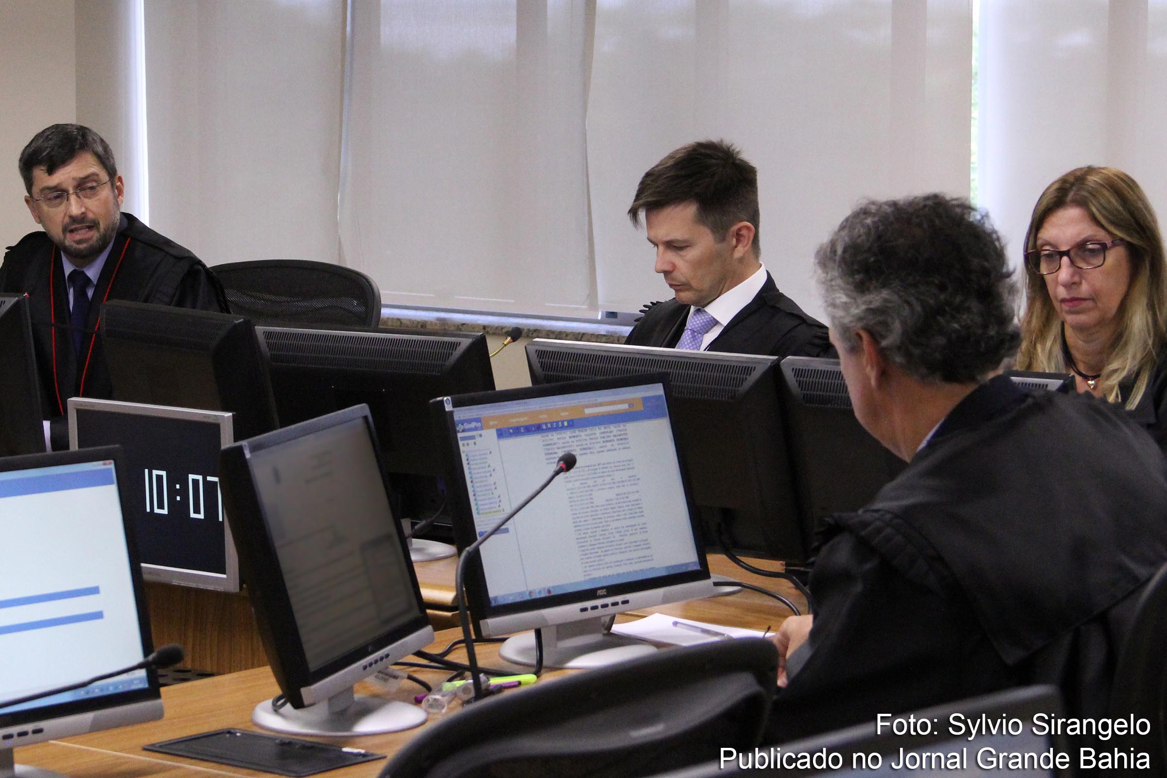 Julgamento de recursos da defesa do Caso Lava Jato na 8ª Turma do TRF4. Por 3 a O, os desembargadores mantêm condenação do ex-presidente Lula no Caso Triplex.