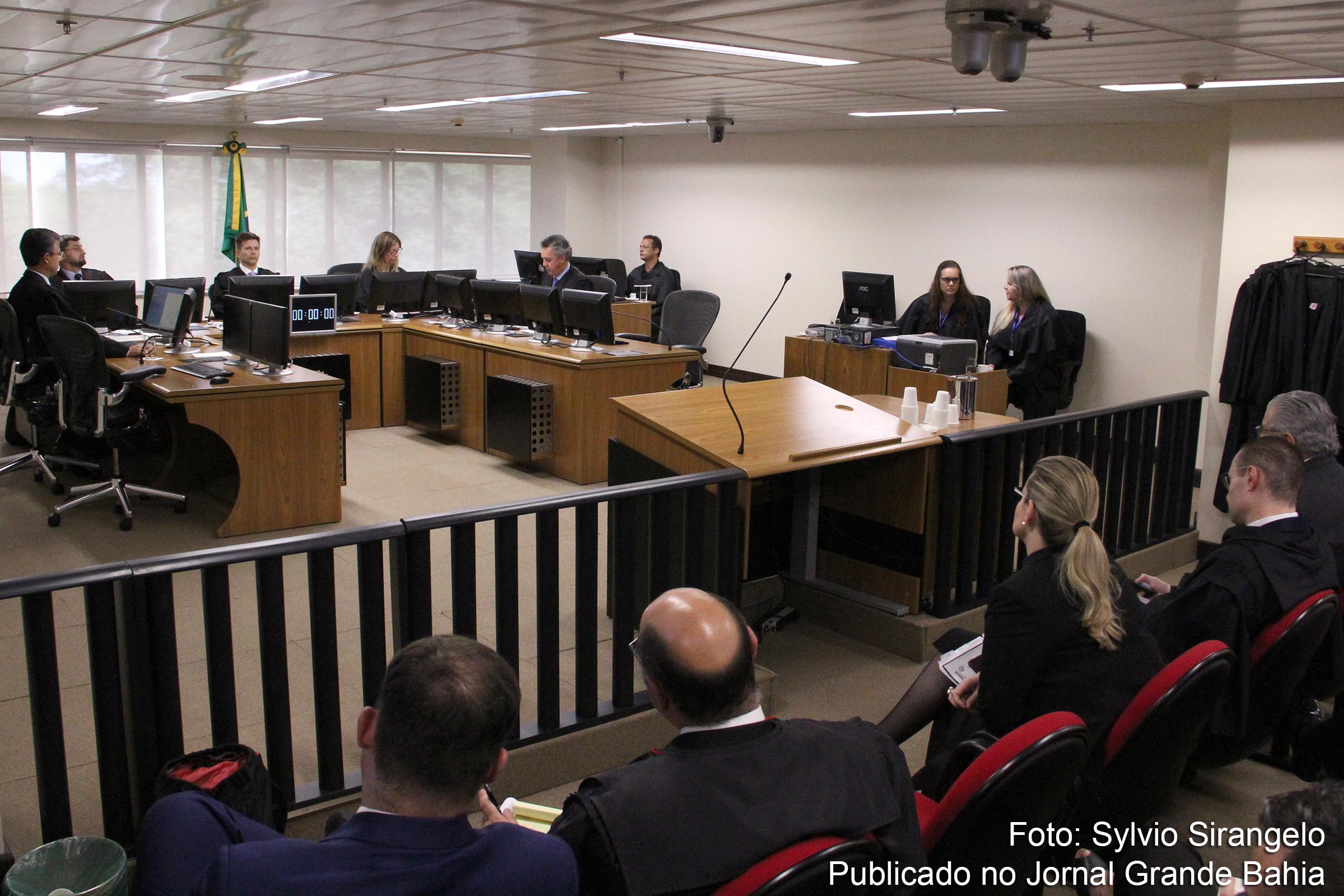 Julgamento de recursos da defesa do ex-presidente Lula na 8ª Turma do TRF4. Por 3 a 0, desembargadores mantêm condenação do ex-presidente Lula no Caso Triplex.