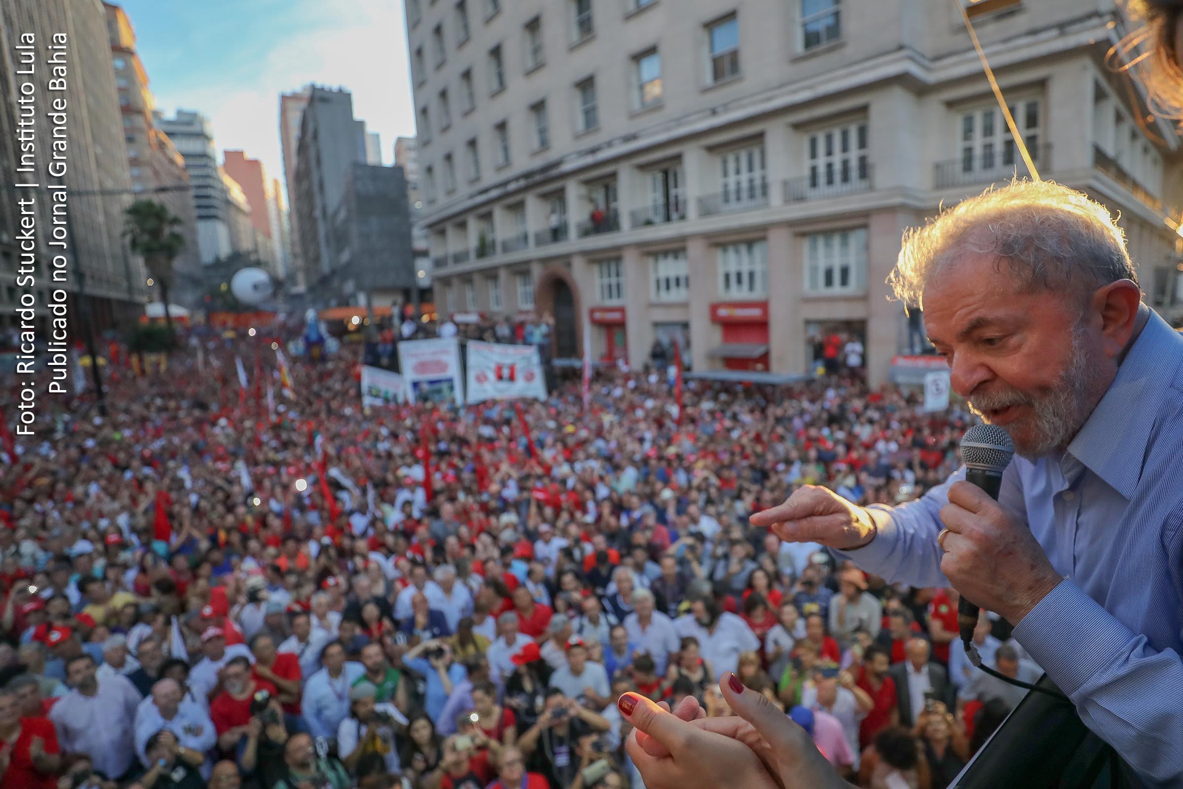 Lula: Um dia, vamos provar que é possível construir um país diferente, que gere empregos formais, com documentos, em que as pessoas possam ter aumento de salário. Eu não posso me conformar com o complexo de vira-lata que tomou conta do nosso país.