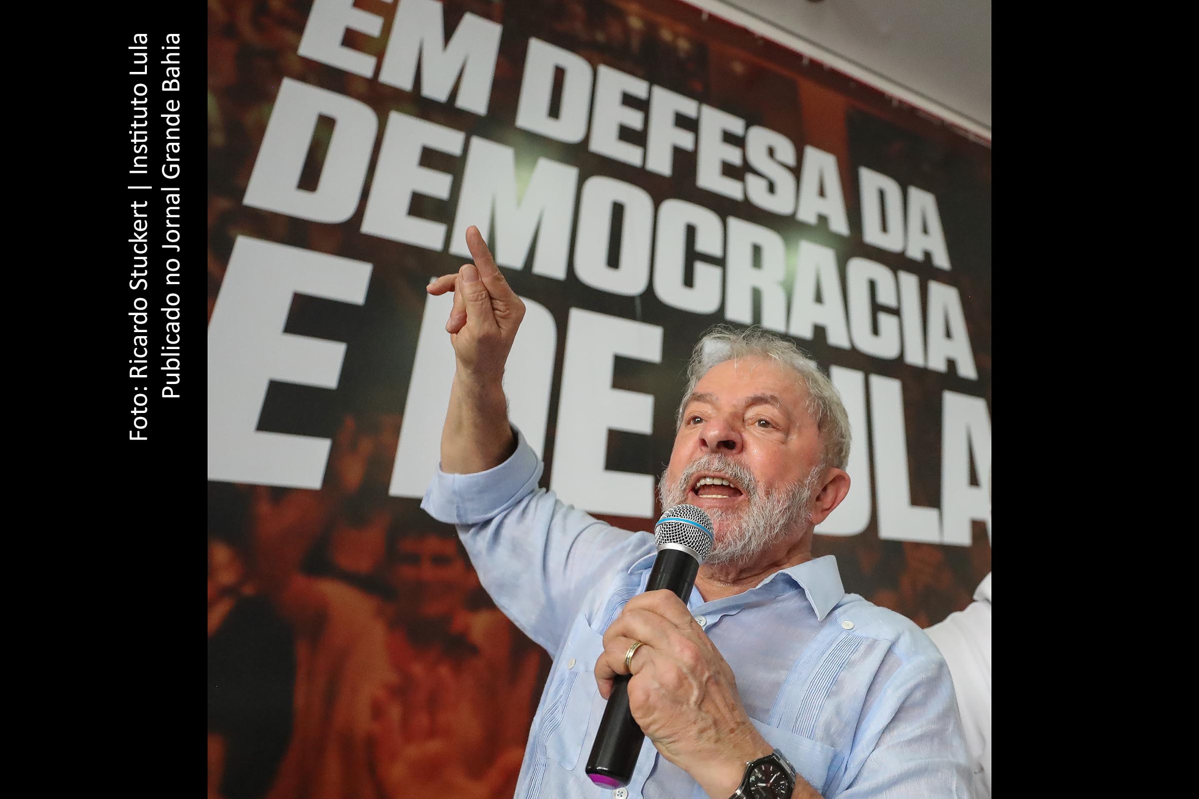 Ex-presidente Lula sofre cerco jurídico, midiático e ideológico. Reacionários querem destruir liderança do Partido dos Trabalhadores (PT) e manter comando do país nas mãos da elite sectária, escravocrata e misógina.