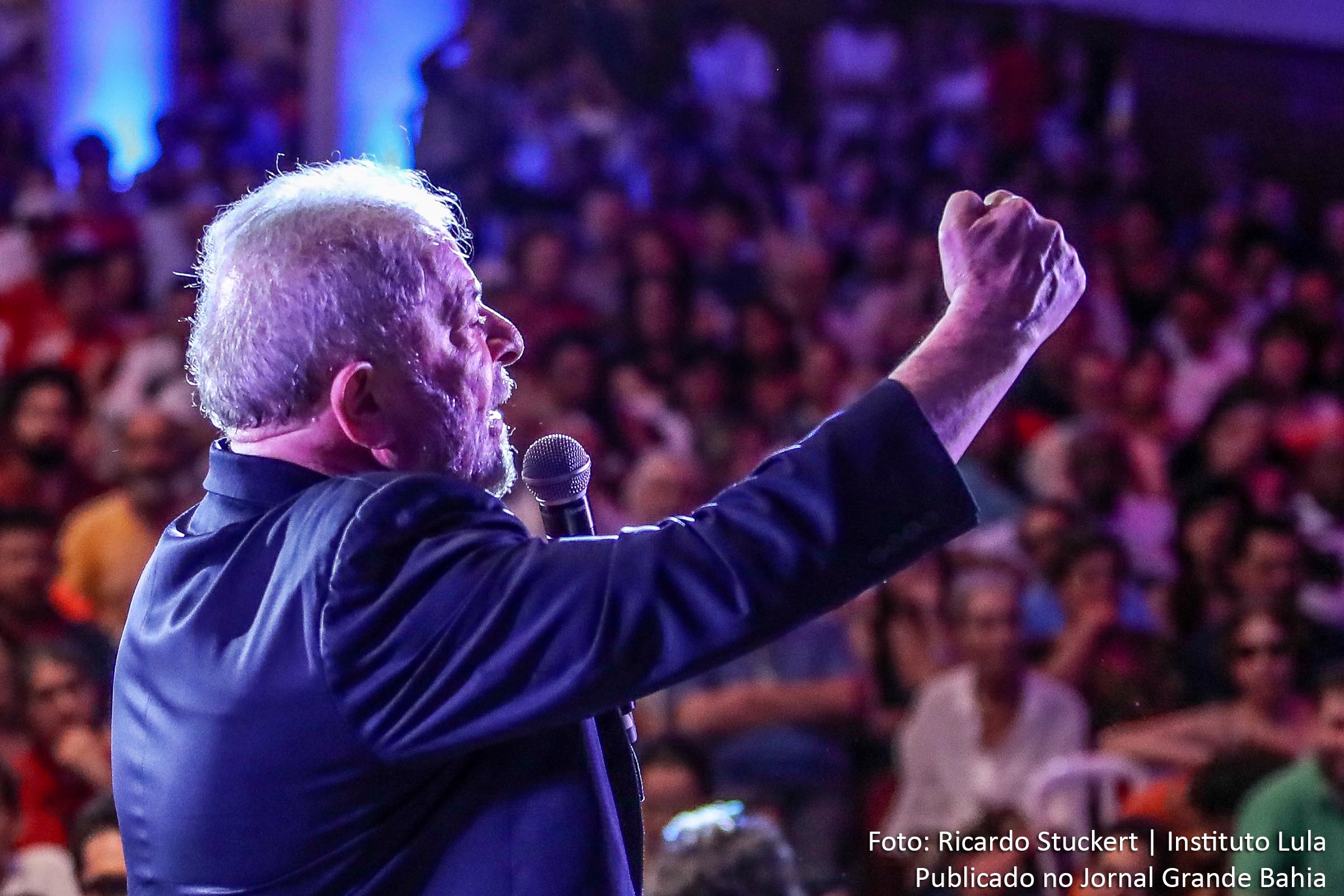 Movimentos sociais realizam ato em defesa do ex-presidente Lula.