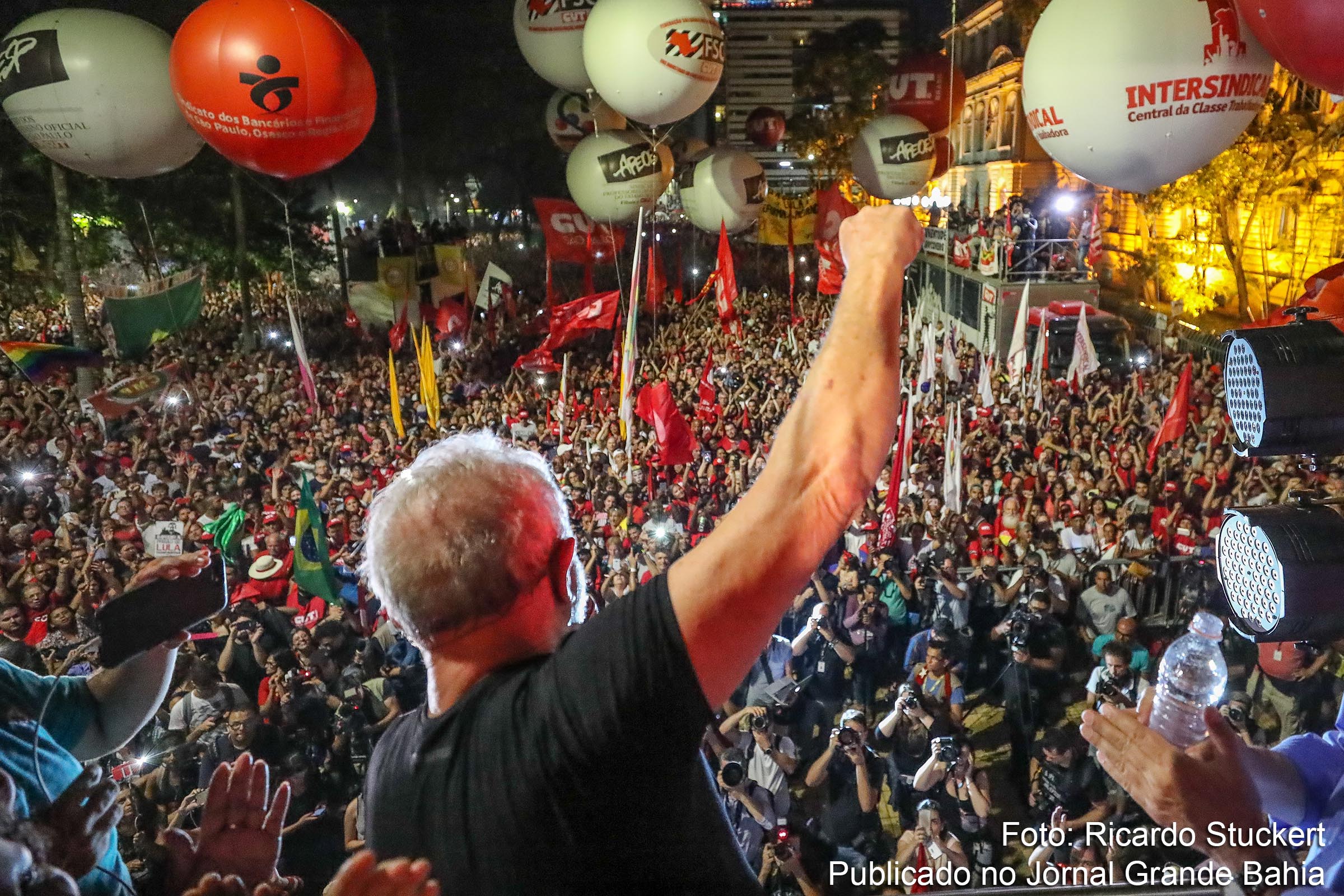 Ato em defesa da democracia e do direito de Lula ser candidato reuniu lideranças políticas e o povo no centro da cidade.
