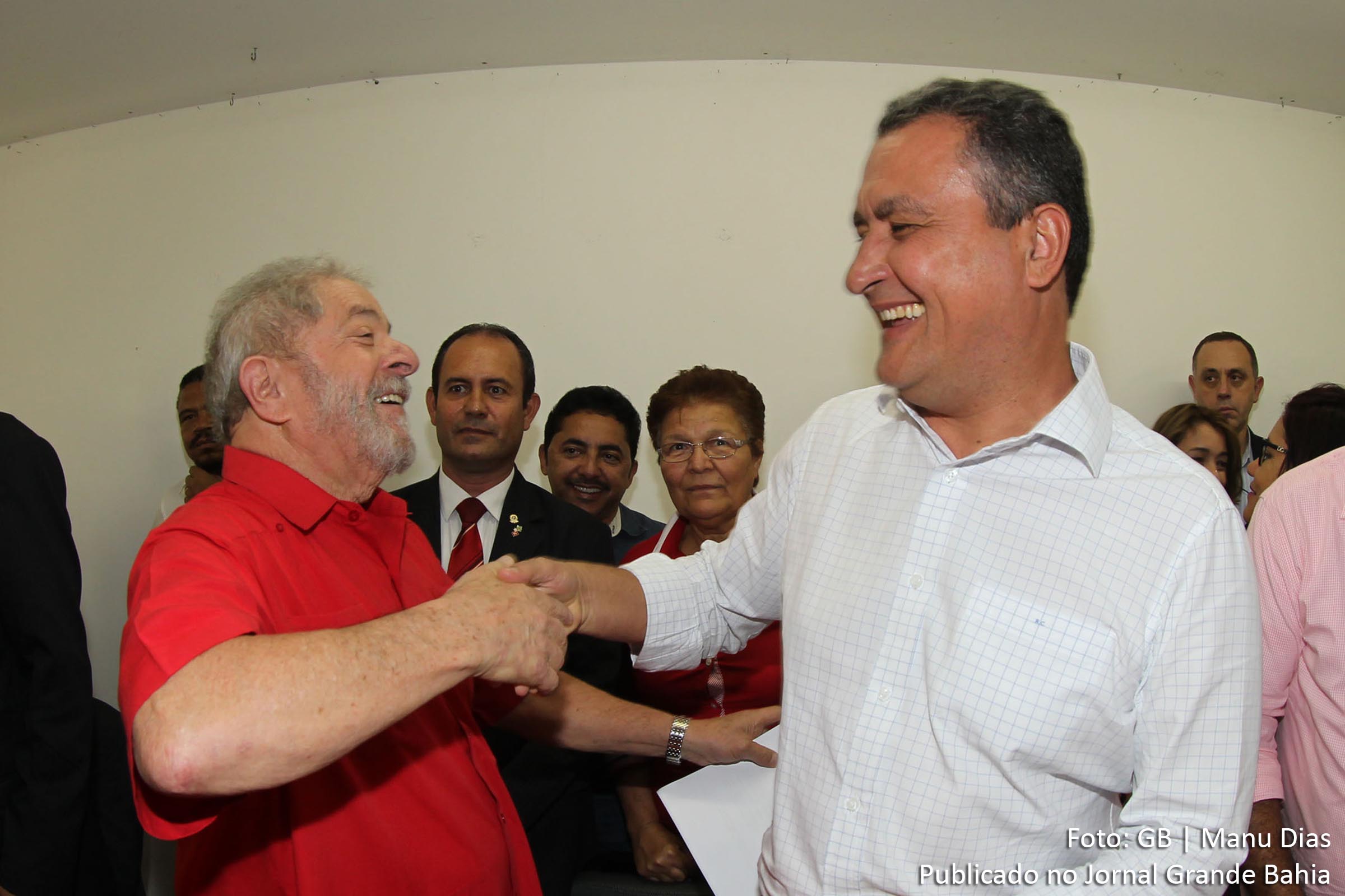Luiz Inácio Lula da Silva e Rui Costa. Governador Rui Costa presta solidariedade e diz que ocorre perseguição política, ideológica, partidária, judicial e midiática ao ex-presidente Lula.