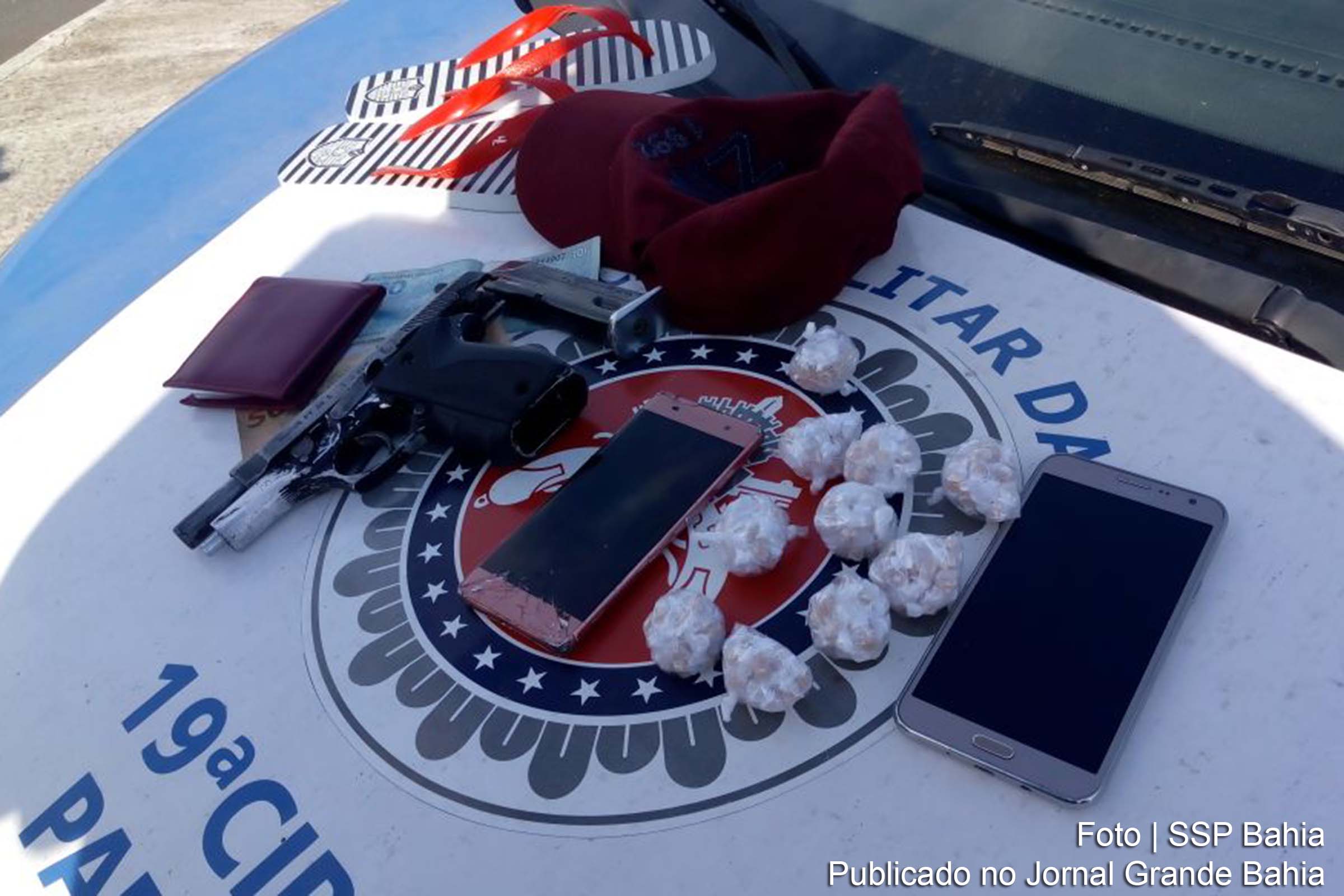 Aparelhos celulares, pistola com carregador, munições e entorpecentes apreendidos por policiais da 19º Companhia Independente de Polícia Militar, em Salvador.