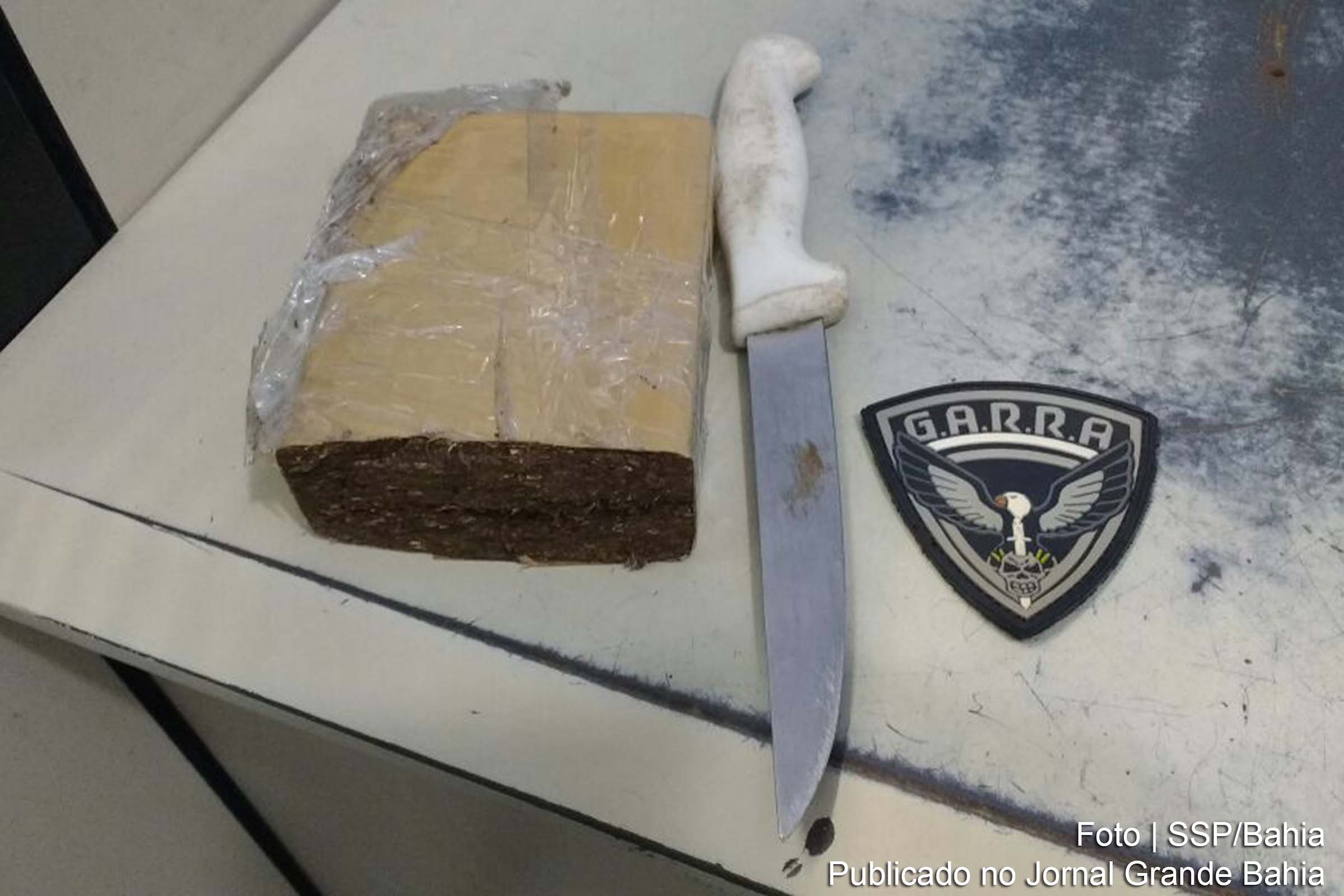 Tablete de maconha prensada e faca apreendidas por equipes do GARRA, em Salvador.