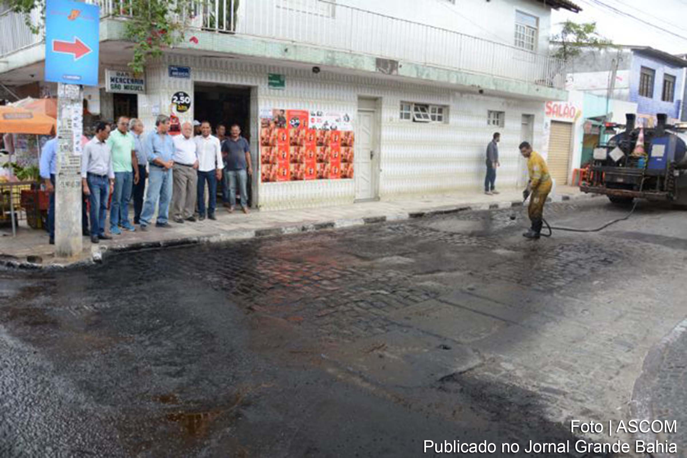 Pavimentação asfáltica realizada na Rua do México, em Feira de Santana.