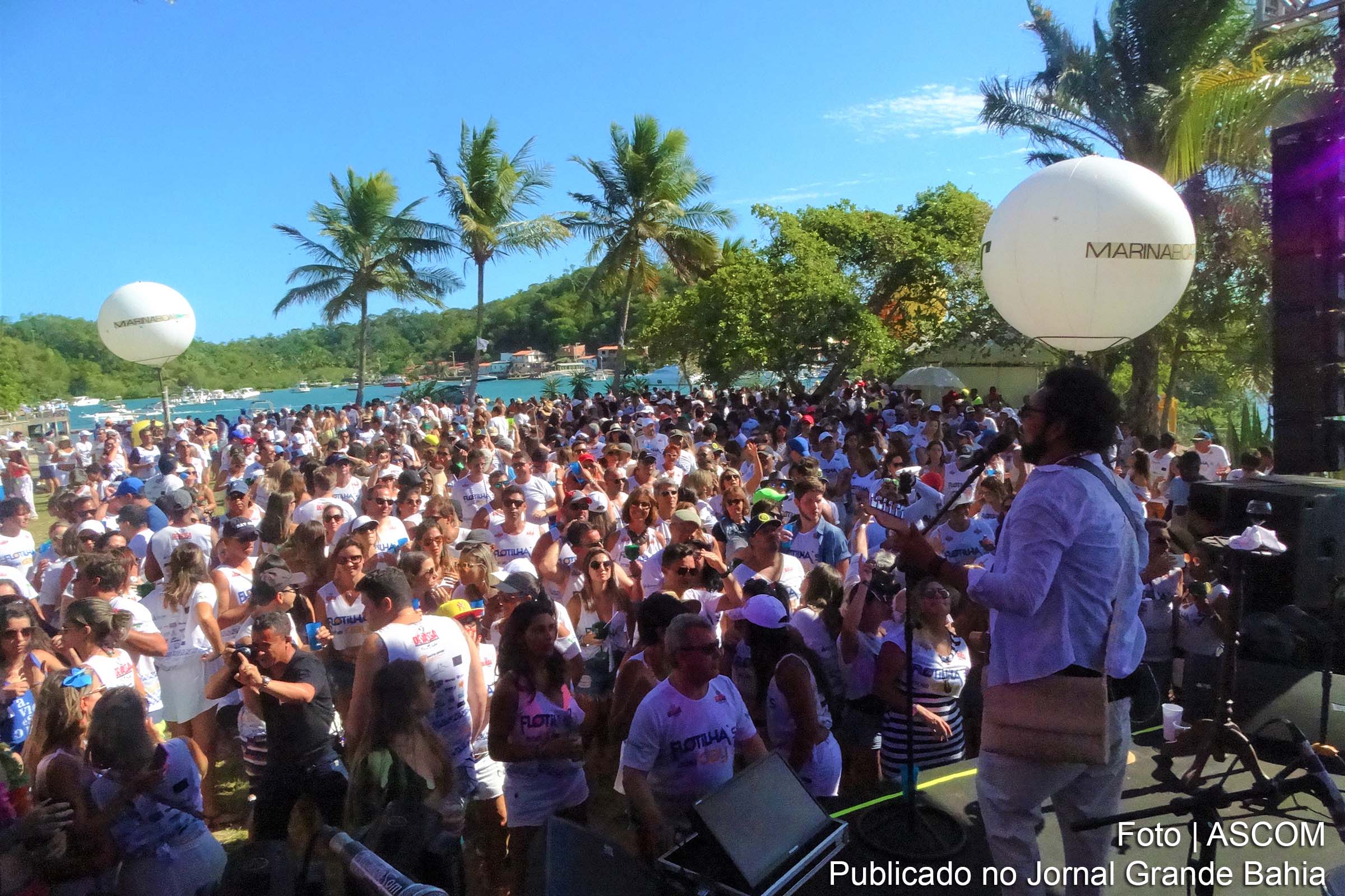 Festa no mar reúne 150 lanchas na Ilha Bimbarras, na Baía de Todos-os-Santos