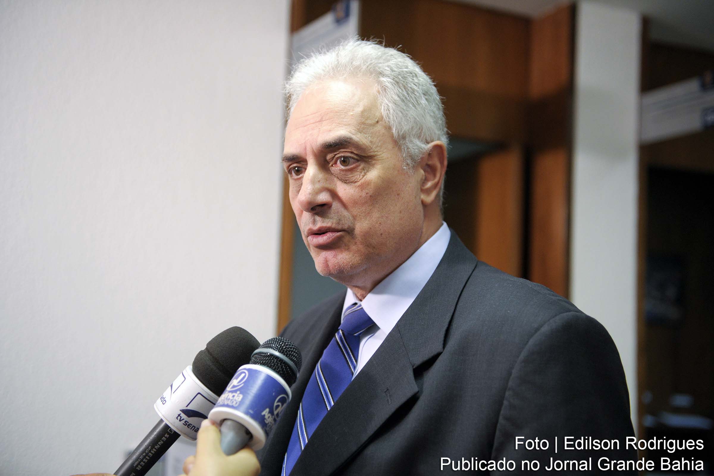 William Waack é formado em jornalismo pela Universidade de São Paulo em ciência política, sociologia e comunicação na Universidade de Mainz em 1974, na Alemanha.