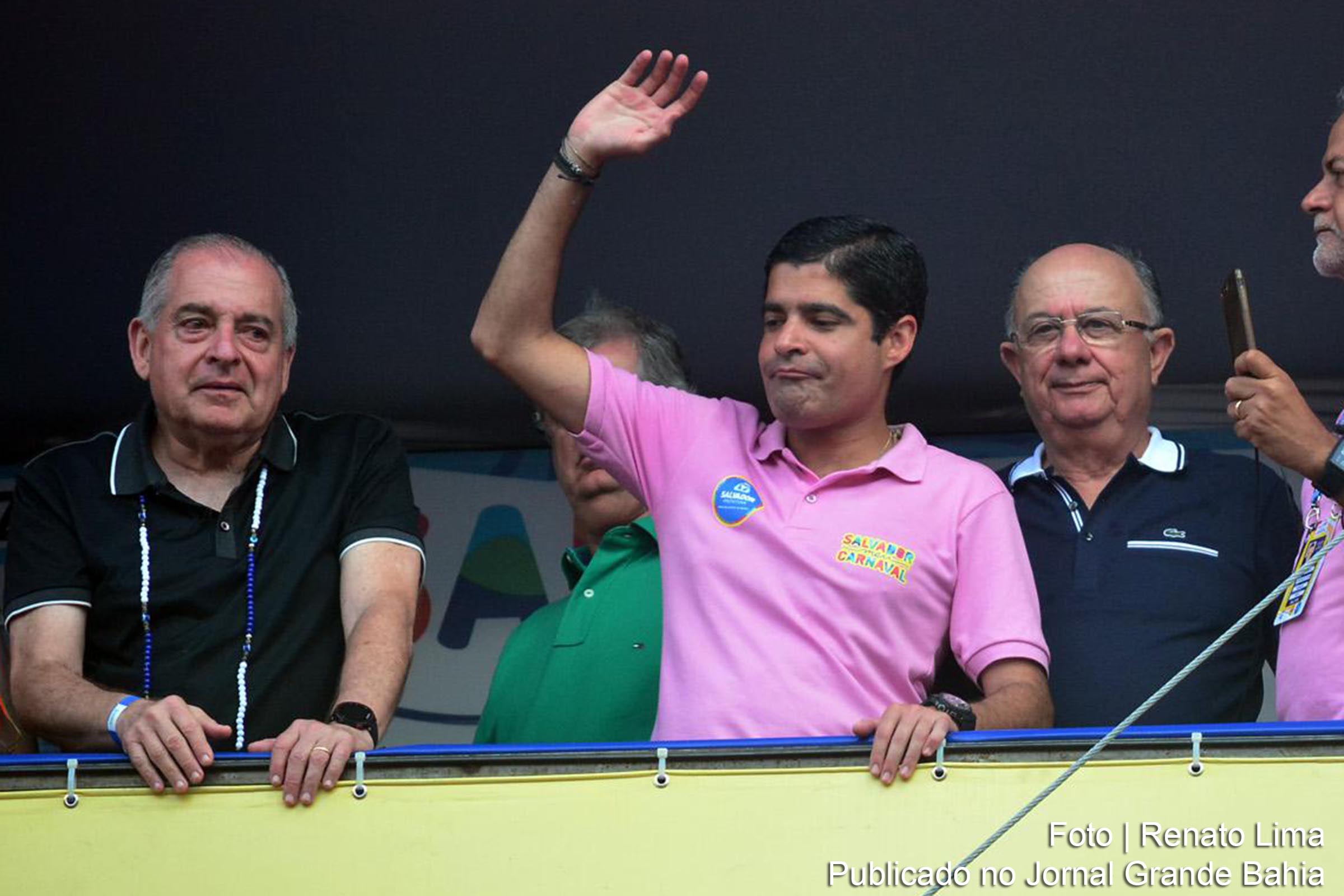 ACM Junior, presidente da Rede Bahia; ACM Neto, prefeito de Salvador e José Ronaldo, prefeito de Feira de Santana, durante carnaval 2018. Prefeito da capital recebeu elogios do cantor Leo Santana.