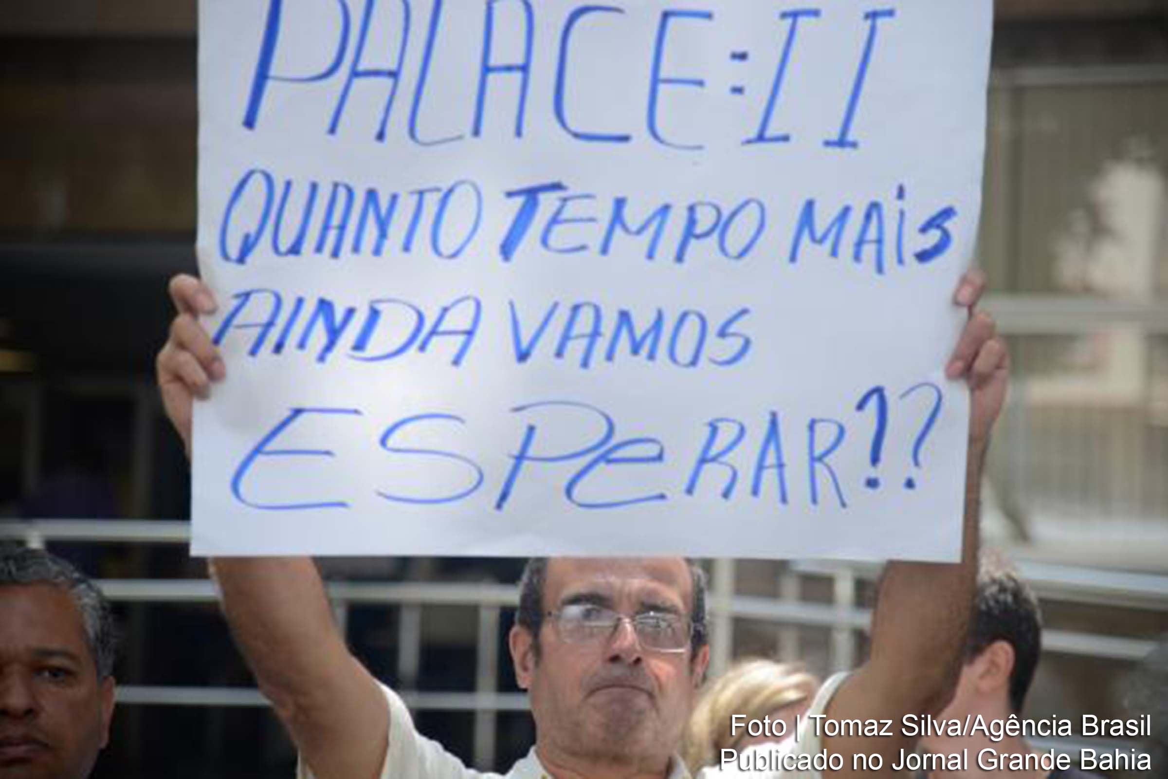 Após 20 anos do desabamento do Edifício Palace 2, vítimas protestam em frenteno Tribunal de Justiça do Rio de Janeiro.