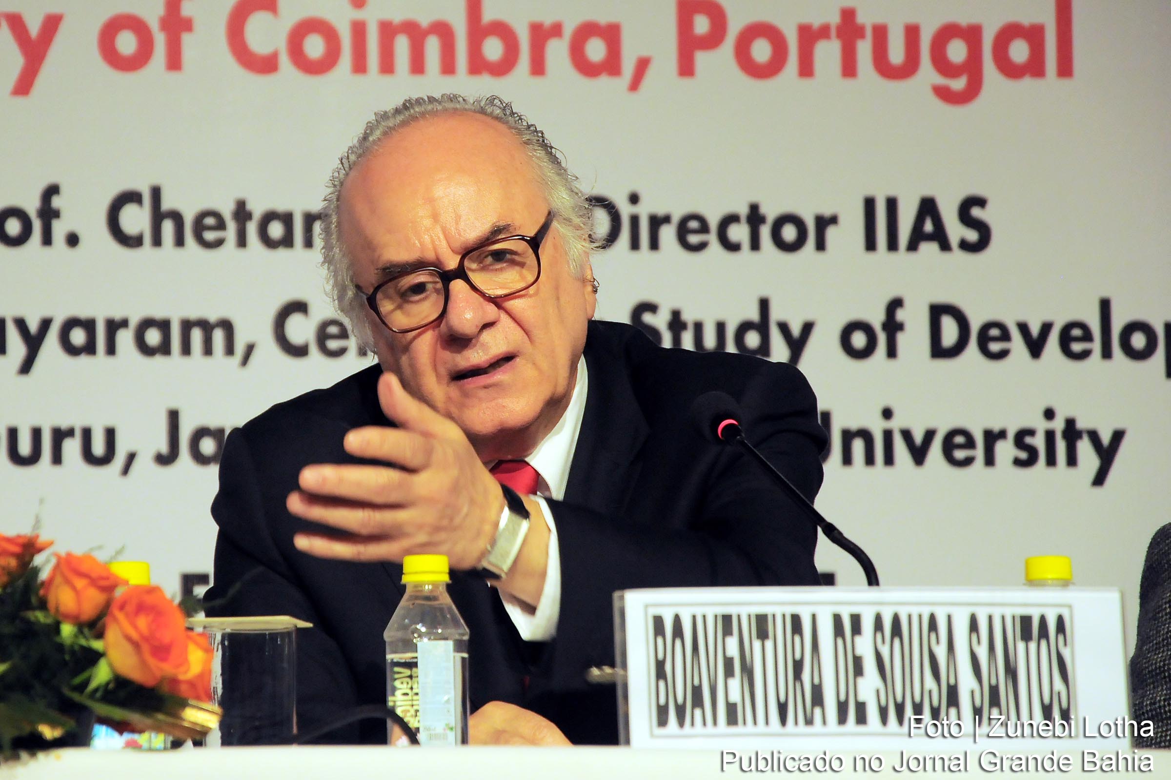 Boaventura de Sousa Santos: O mundo que o neoliberalismo criou em 1989 com a queda do Muro de Berlim terminou com a primeira fase da crise financeira (2008-2011) e ainda não se definiu o novo mundo que se lhe vai seguir.