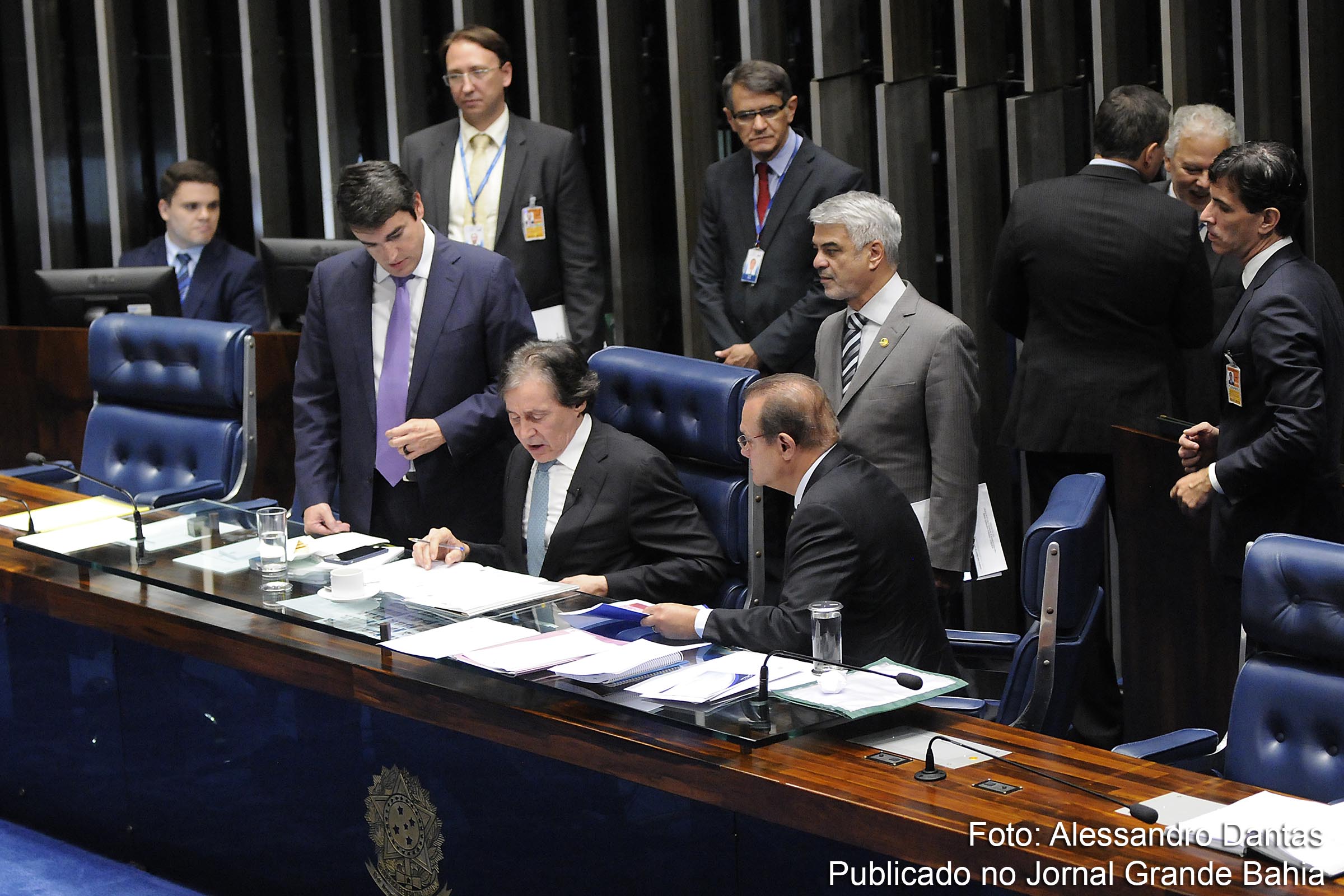 O presidente do Congresso Nacional, Eunício Oliveira publicou decreto legislativo que autoriza a União a intervir no Rio de Janeiro na área da segurança pública até o dia 31 de dezembro de 2018.