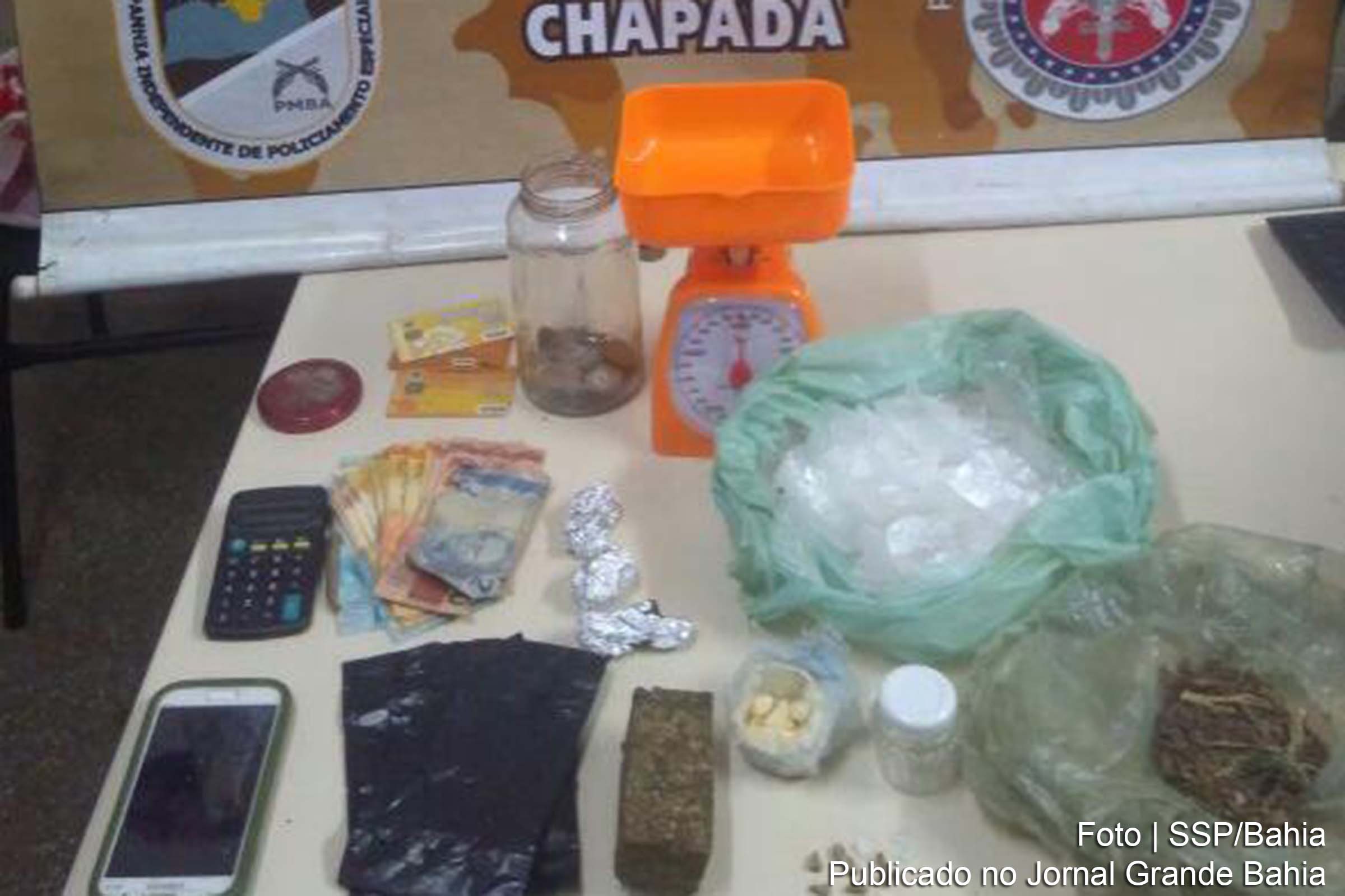 Explosivo e drogas aprendidos pela Cipe Chapada em Novo Horizonte e Iraquara.