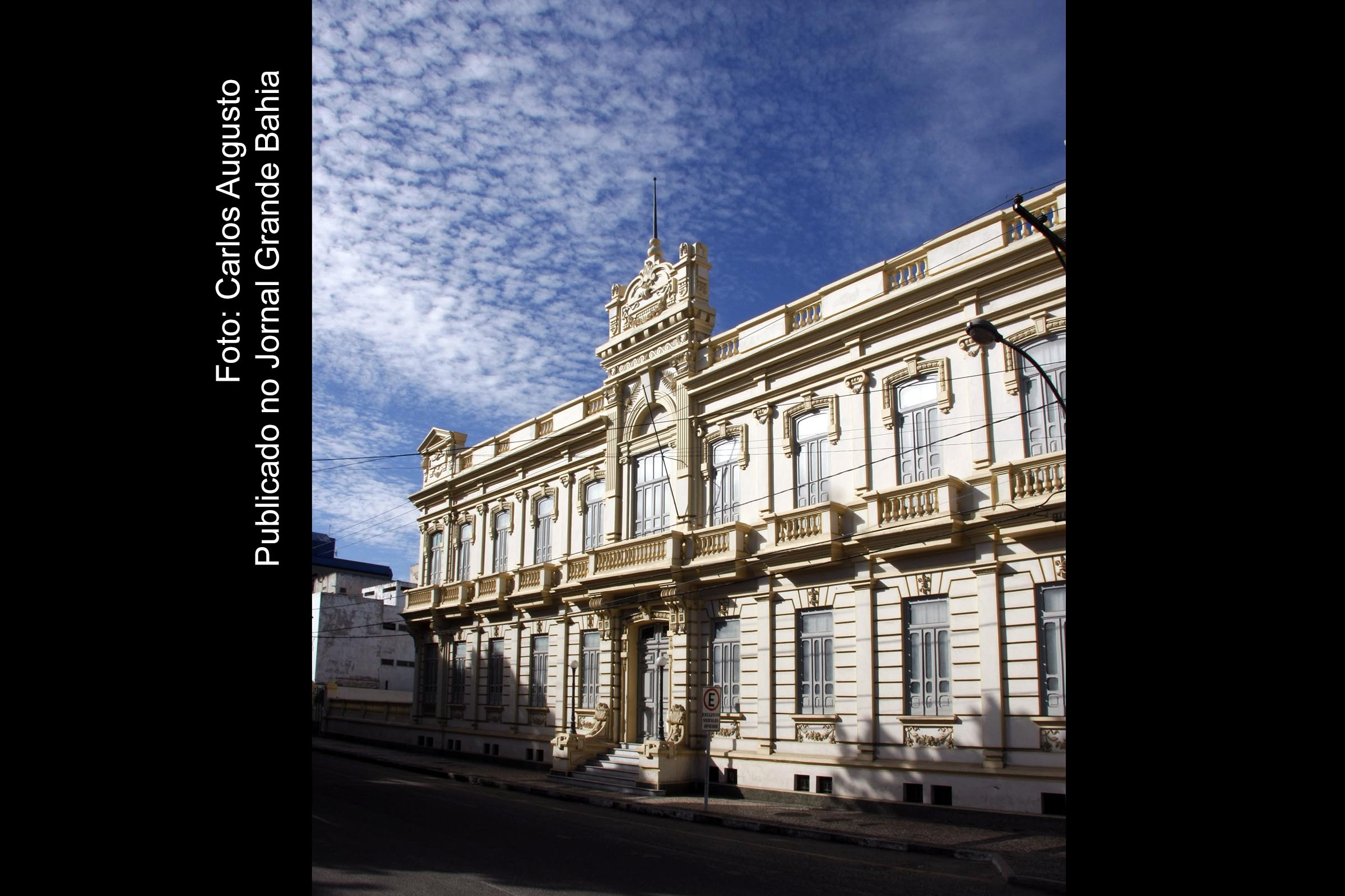Fachada do Paço Municipal Maria Quitéria, sede da Prefeitura de Feira de Santana.