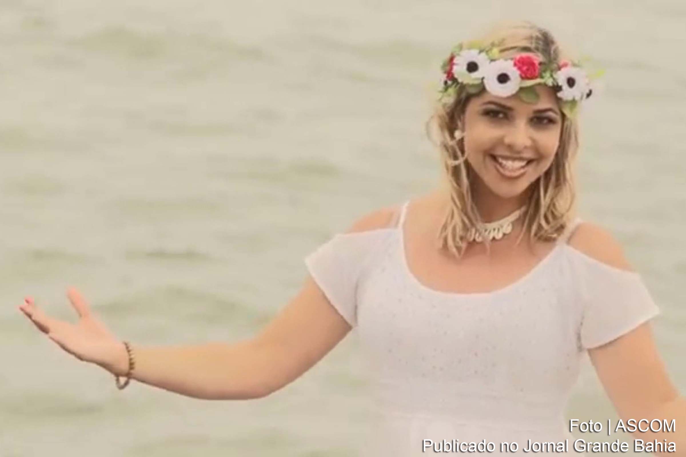 A cantora Flávia Marques realiza show no projeto TAMAR Praia do Forte.
