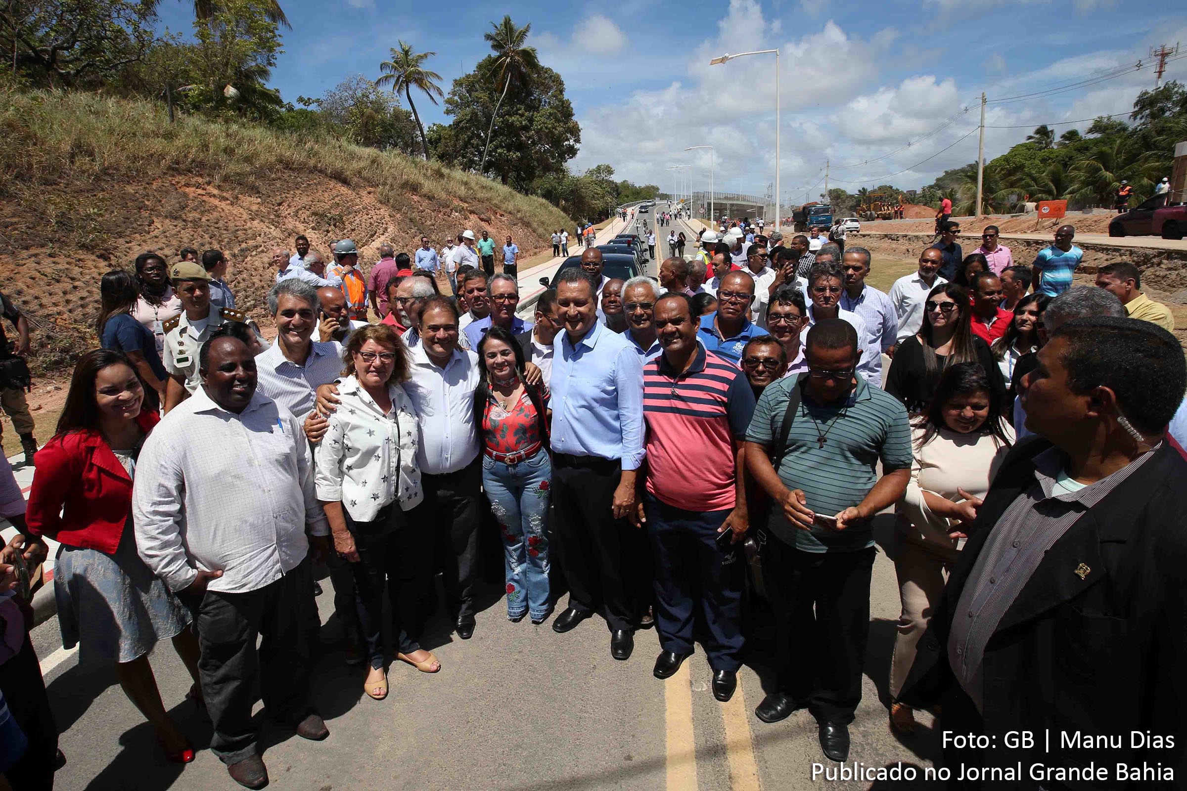 Governador Rui Costa e a prefeita de Lauro de Freitas, Moema Gramacho inauguram o novo viaduto da Avenida 2 de Julho, que vai permitir o acesso da Estrada do Coco para o centro de Lauro Freitas, e também a movimentação no sentido contrário.