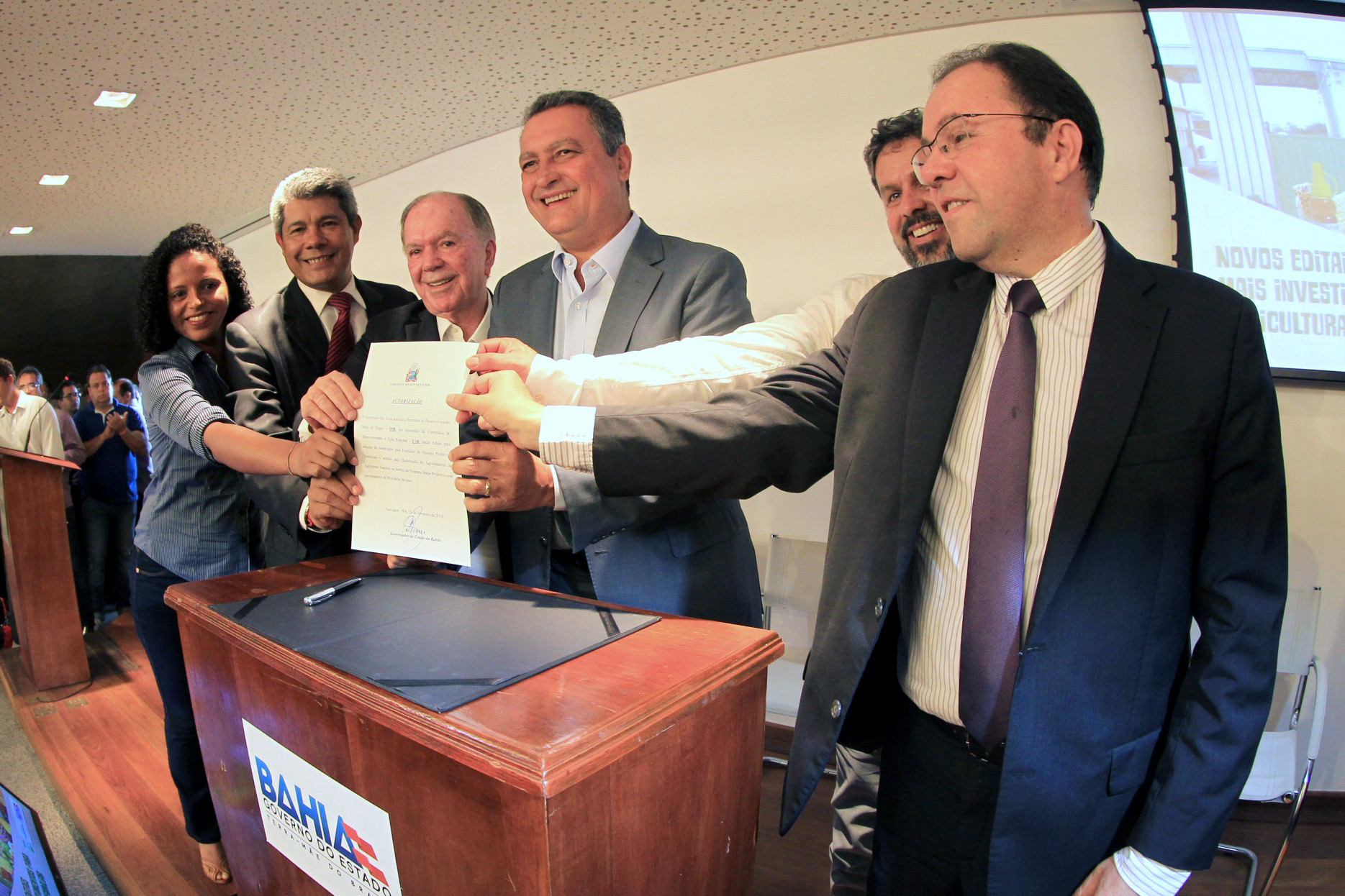 Governador Rui Costa lança editais do Programa Bahia Produtiva, para apoio à formação de alianças produtivas territoriais e para seleção de subprojetos para qualificação de agroindústrias da agricultura familiar, no Salão de Atos da Governadoria.