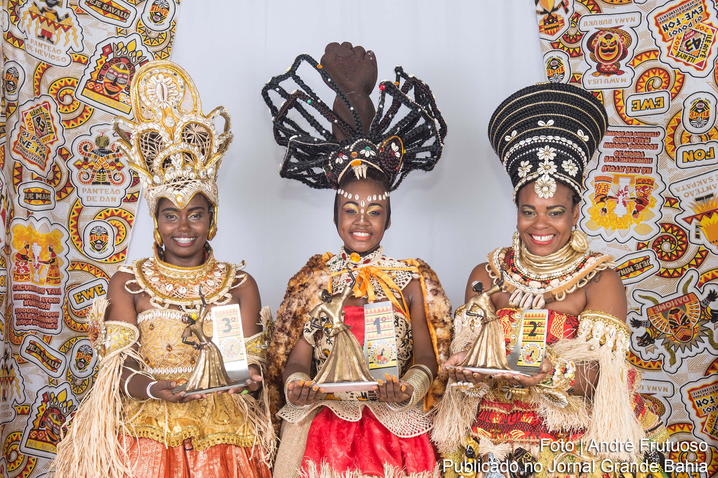 Jéssica dos Santos com as princesas do Ilê Aiyê.