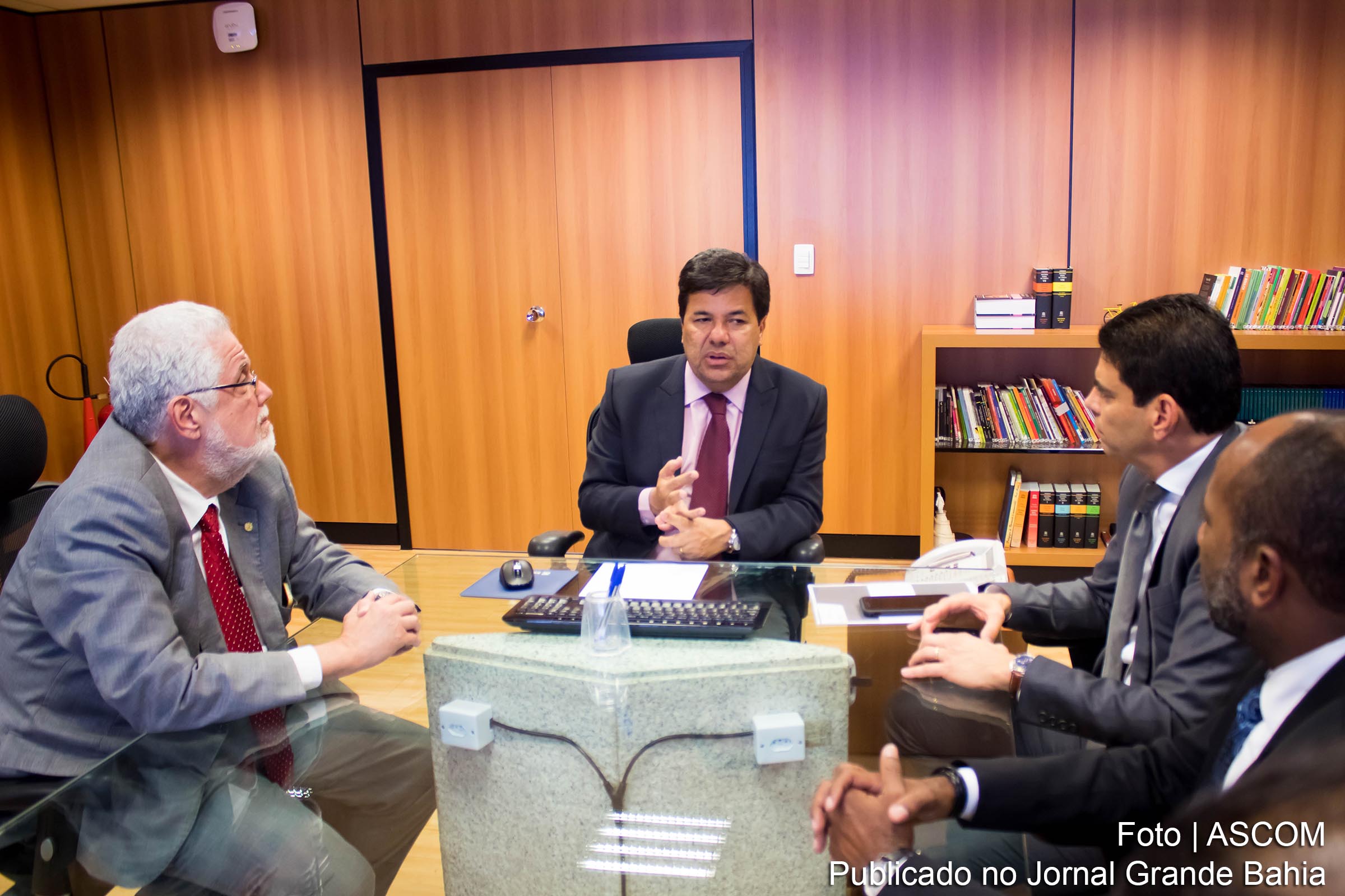 Deputado Jorge Solla e ministro Mendonça Filho debatem implantação de novos cursos de medicina para a Bahia.