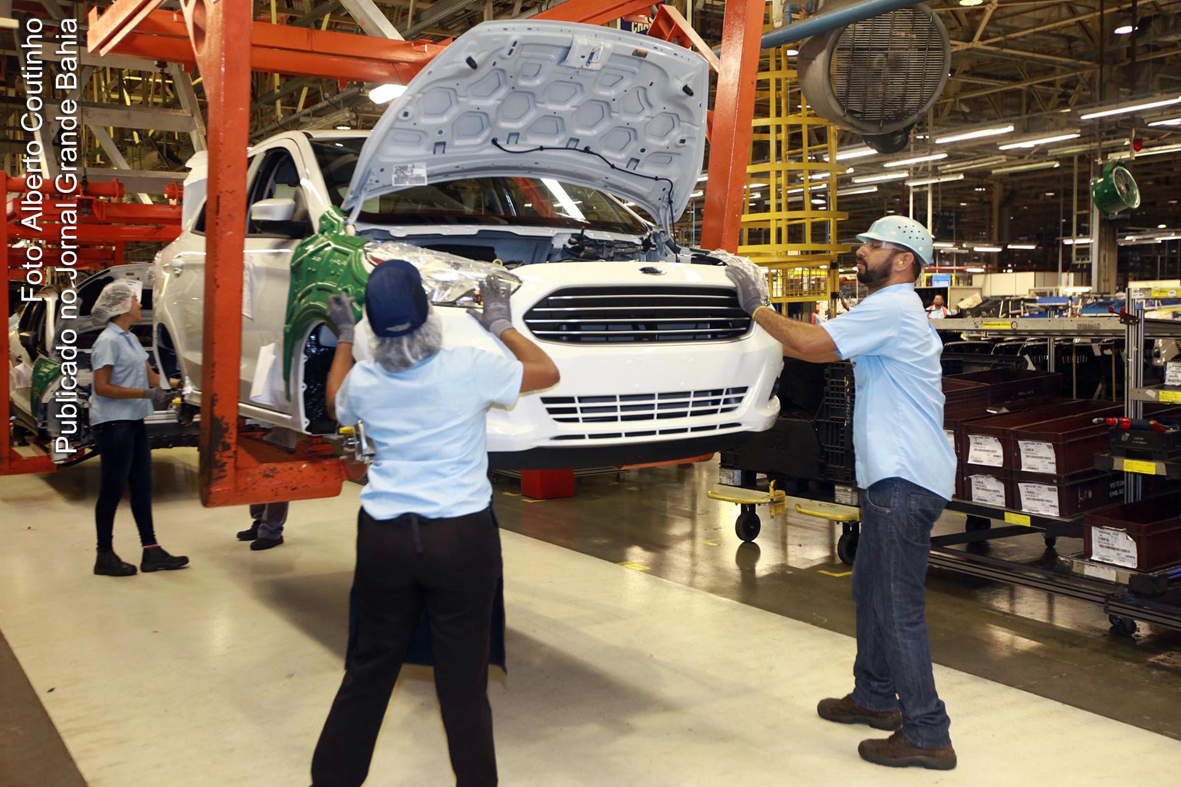 Linha de produção da fábrica Ford, em Camaçari.