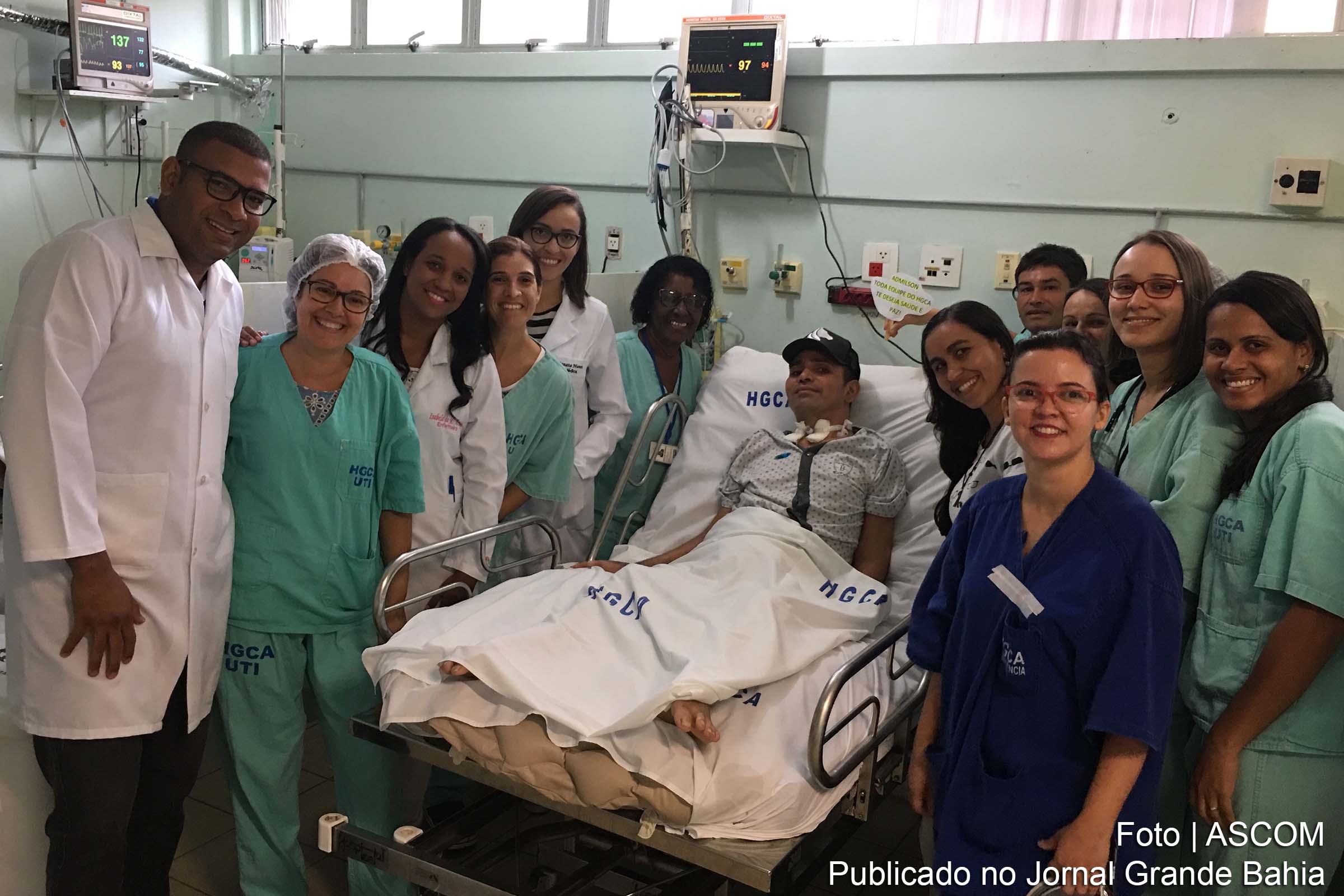 Admilson Santos Santana, paciente internado há dez meses no Hospital Geral Clériston Andrade, recebe alta domiciliar.