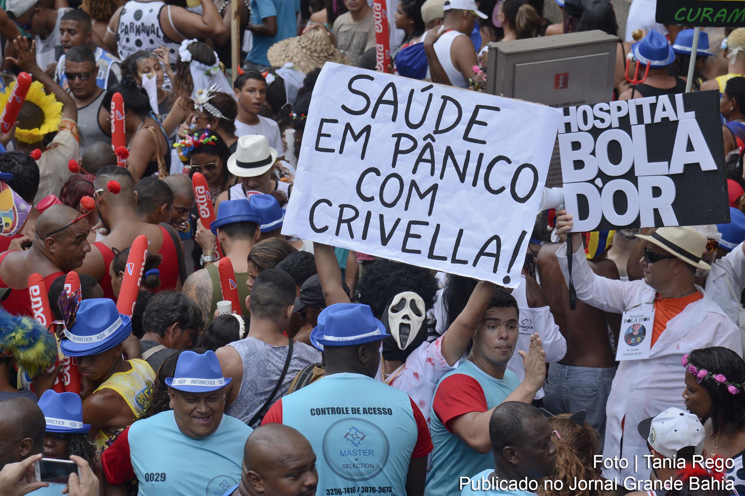 População protesta em decorrência dos serviços públicos ineficientes no setor da saúde.