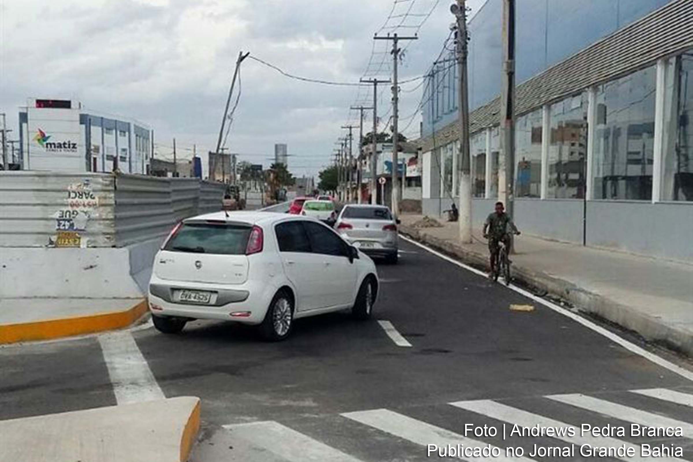 Retorno sobre túnel no cruzamento da Avenida João Durval com a Avenida Presidente Dutra, em Feira de Santana.