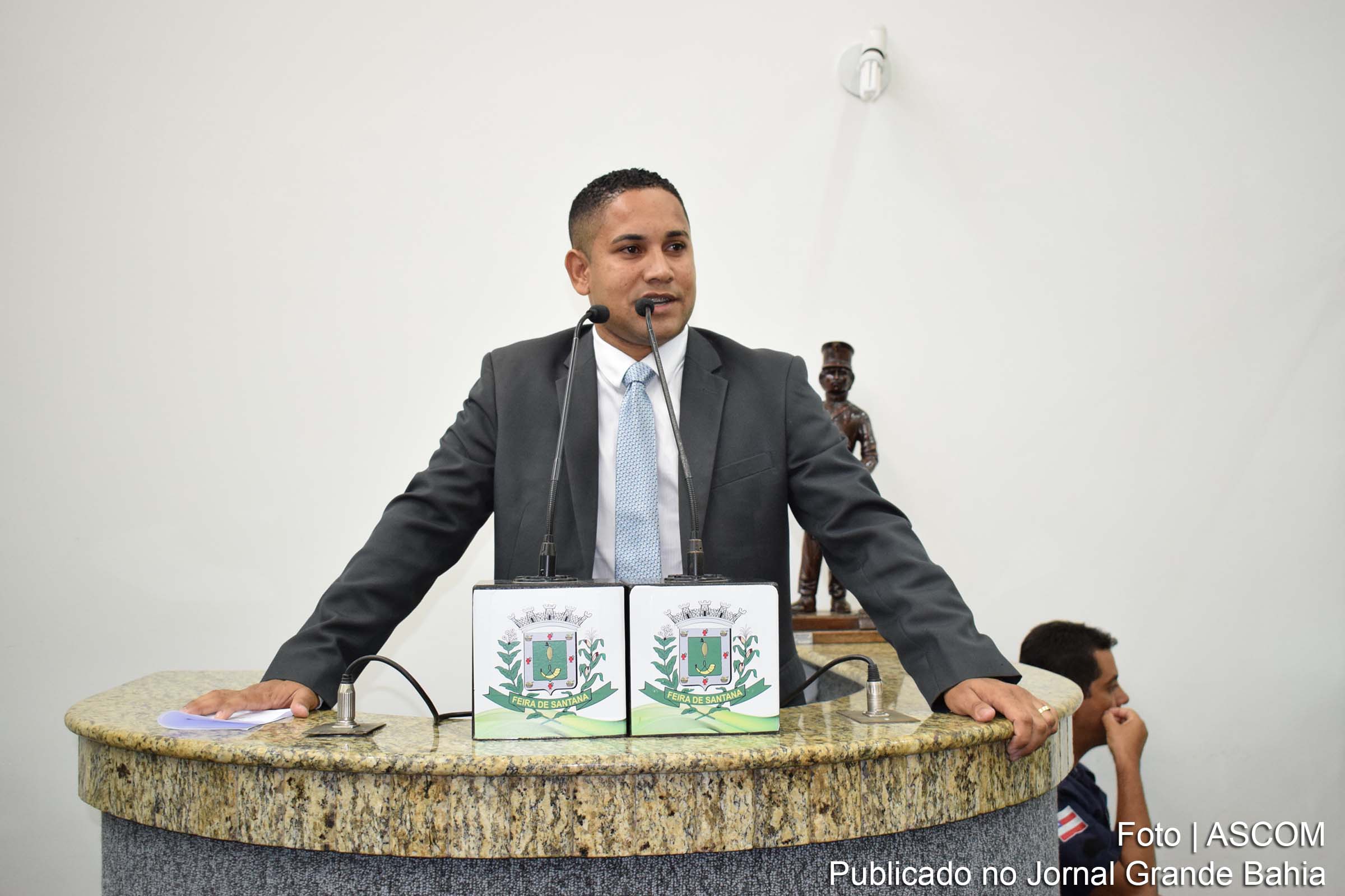 Ronaldo Caribé (Ron) é autor de Projeto de Decreto Legislativo que dispõe sobre concessão do Título de Cidadão Feirense ao coronel Luziel Andrade de Oliveira.